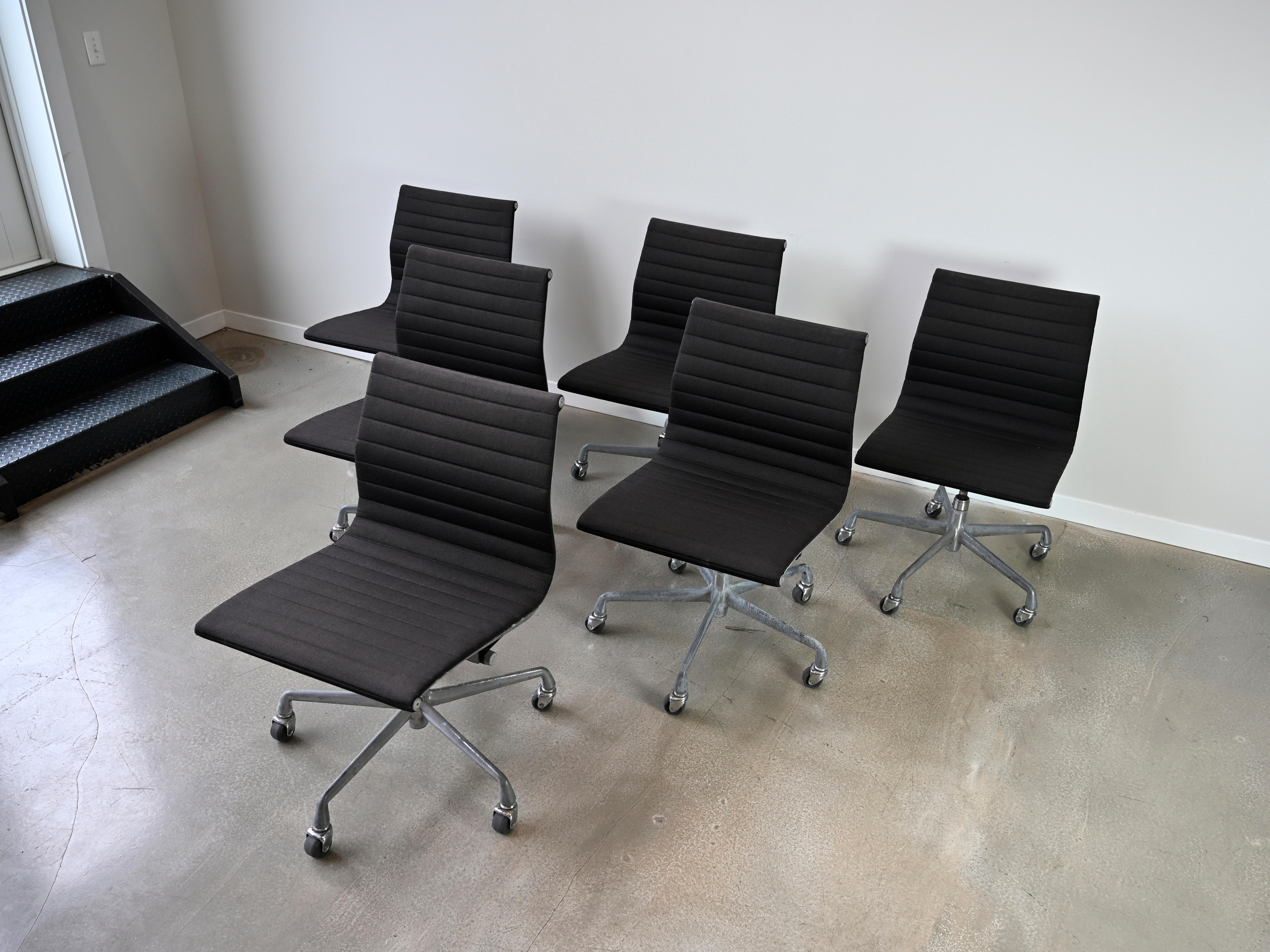 Set vintage di sei sedie Group Management in alluminio disegnate da Charles e Ray Eames per Herman Miller con sedute in tessuto nero.

Designer: Charles and Ray Eames

Produttore: Herman Miller

Origine: USA

Anno: 1958 (design originale) queste
