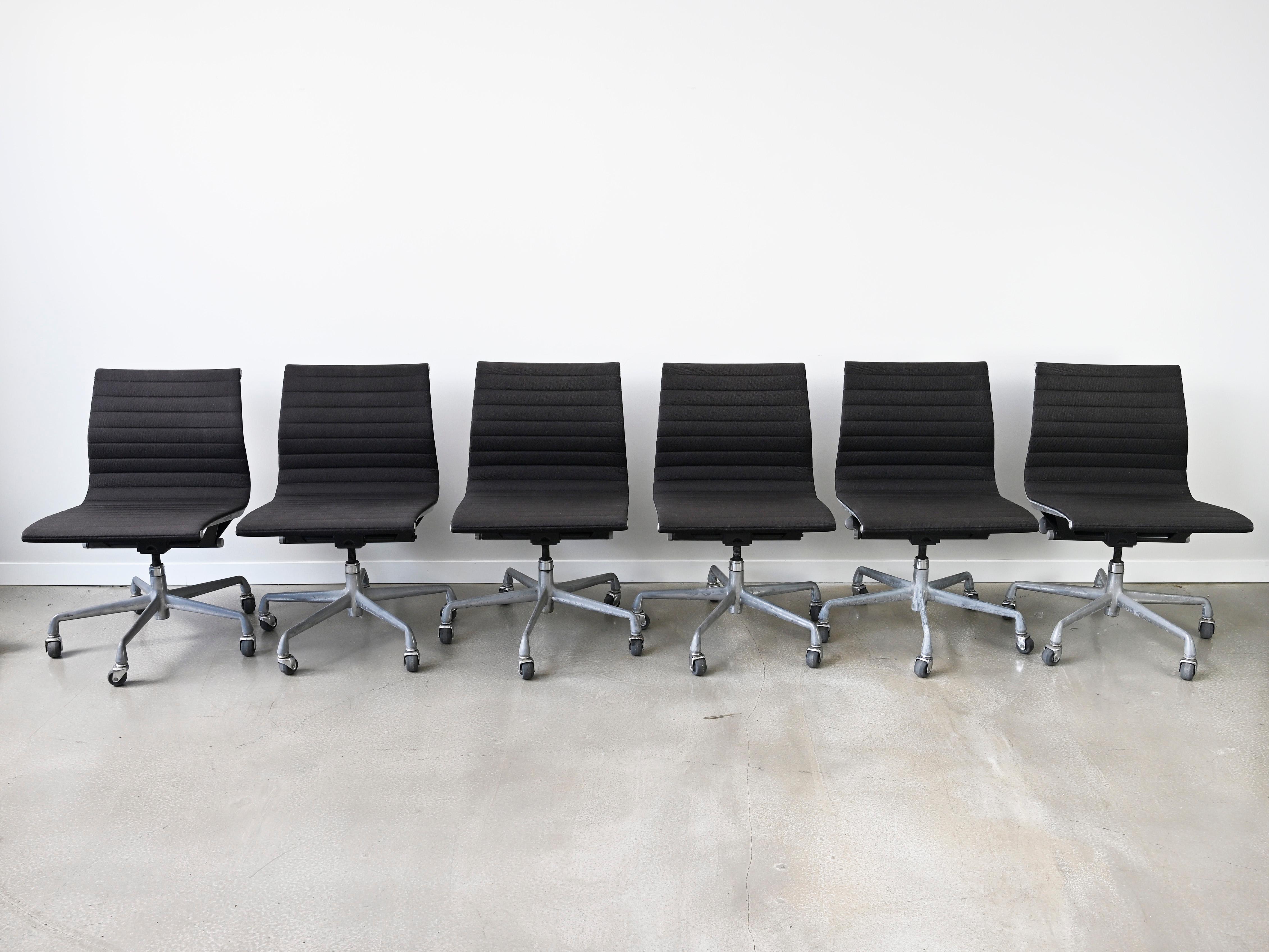 Mid-Century moderno Sedie per la gestione dei gruppi in alluminio vintage Eames per Herman Miller - Set di 6 in vendita