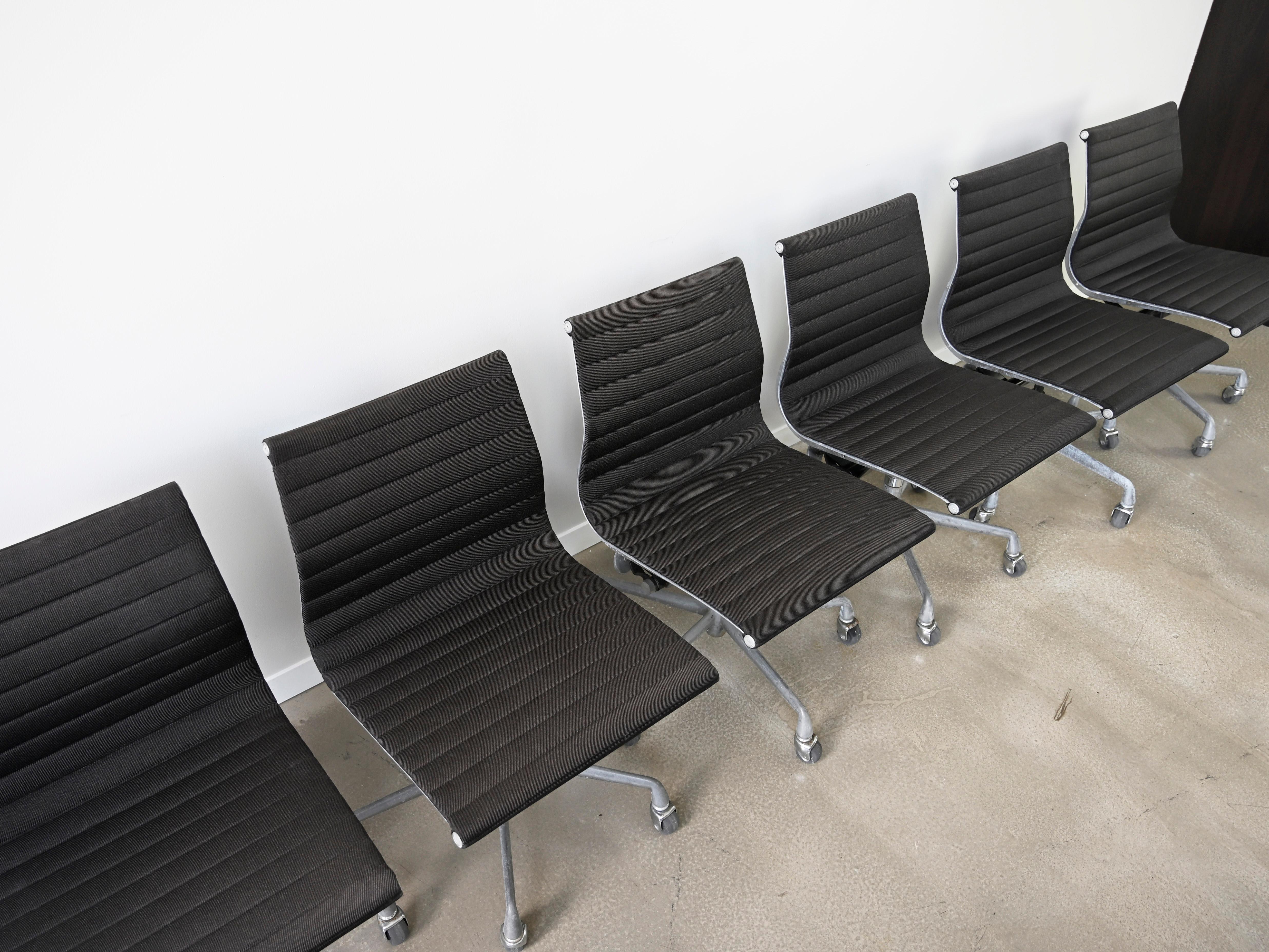 Americano Sedie per la gestione dei gruppi in alluminio vintage Eames per Herman Miller - Set di 6 in vendita
