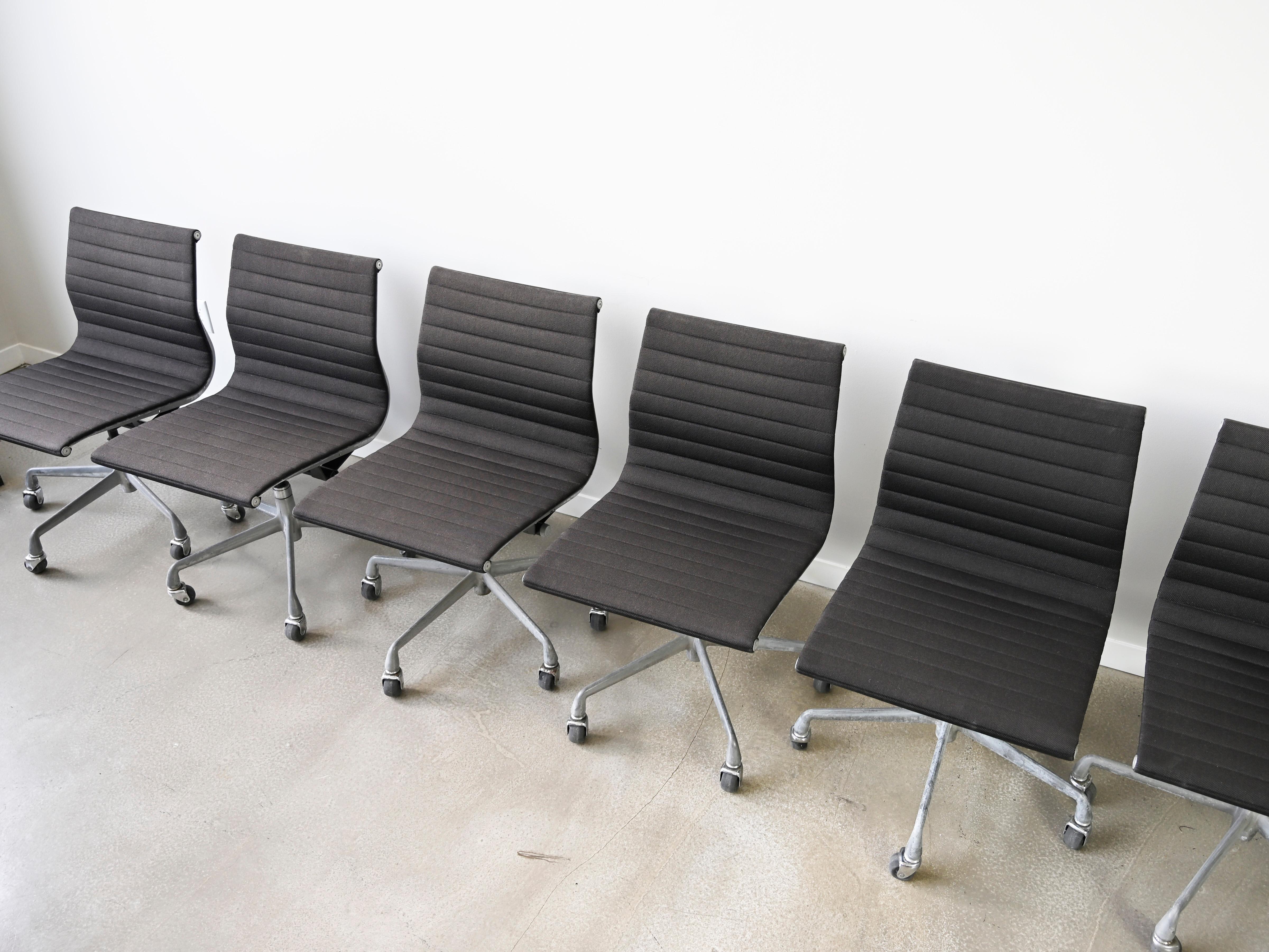 Sedie per la gestione dei gruppi in alluminio vintage Eames per Herman Miller - Set di 6 In condizioni buone in vendita a Fort Lauderdale, FL