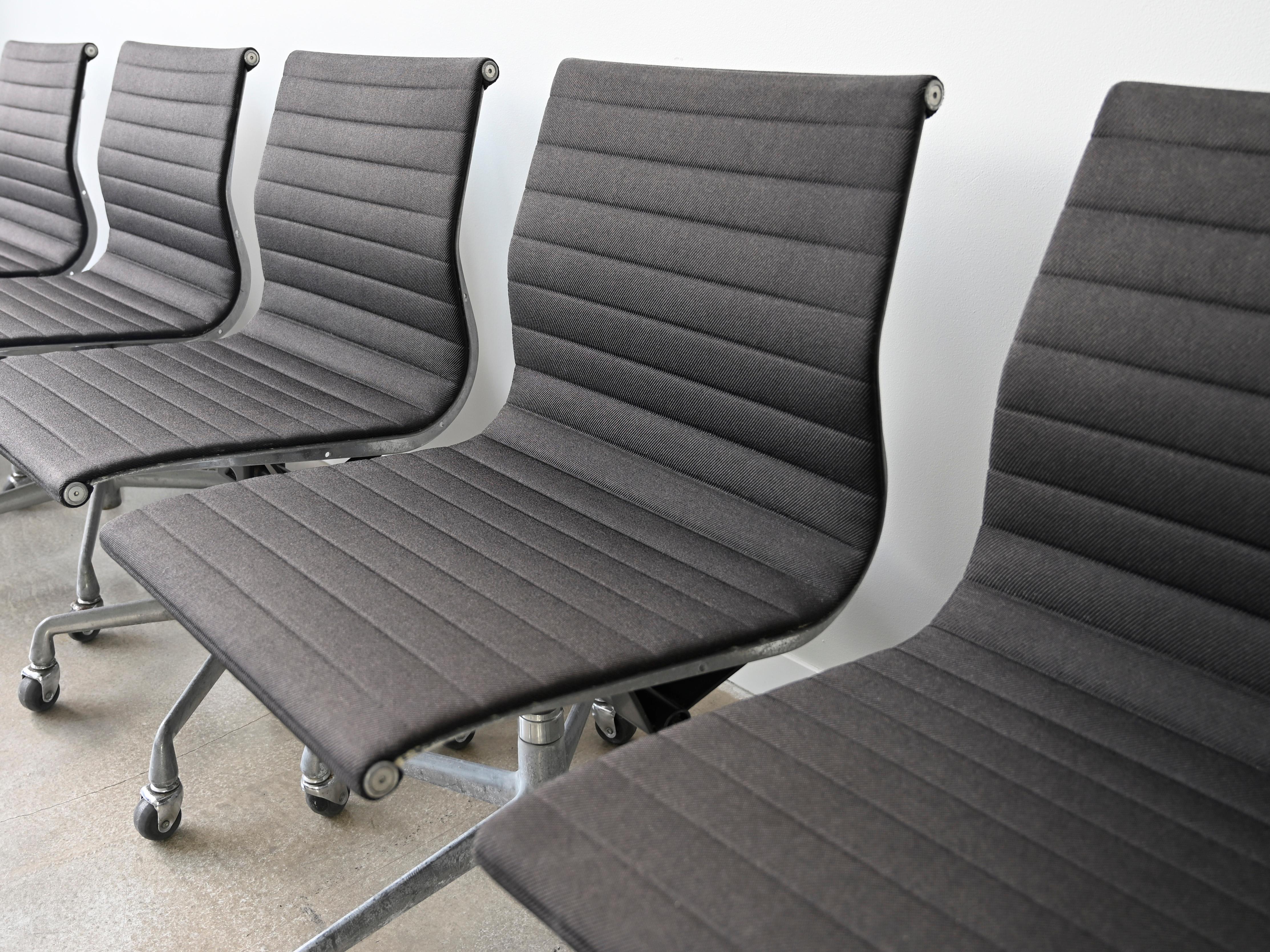 XX secolo Sedie per la gestione dei gruppi in alluminio vintage Eames per Herman Miller - Set di 6 in vendita