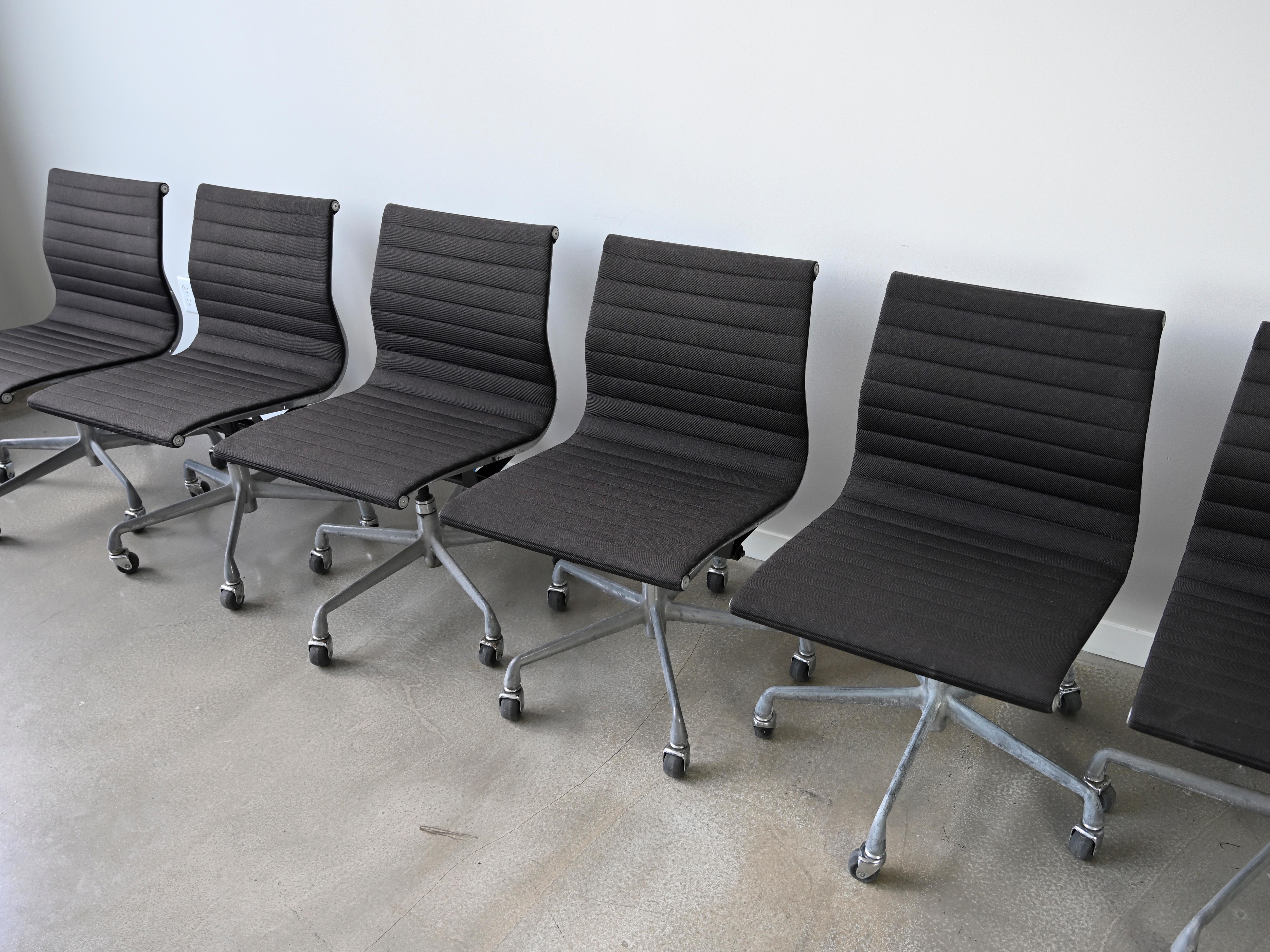 Sedie per la gestione dei gruppi in alluminio vintage Eames per Herman Miller - Set di 6 in vendita 1