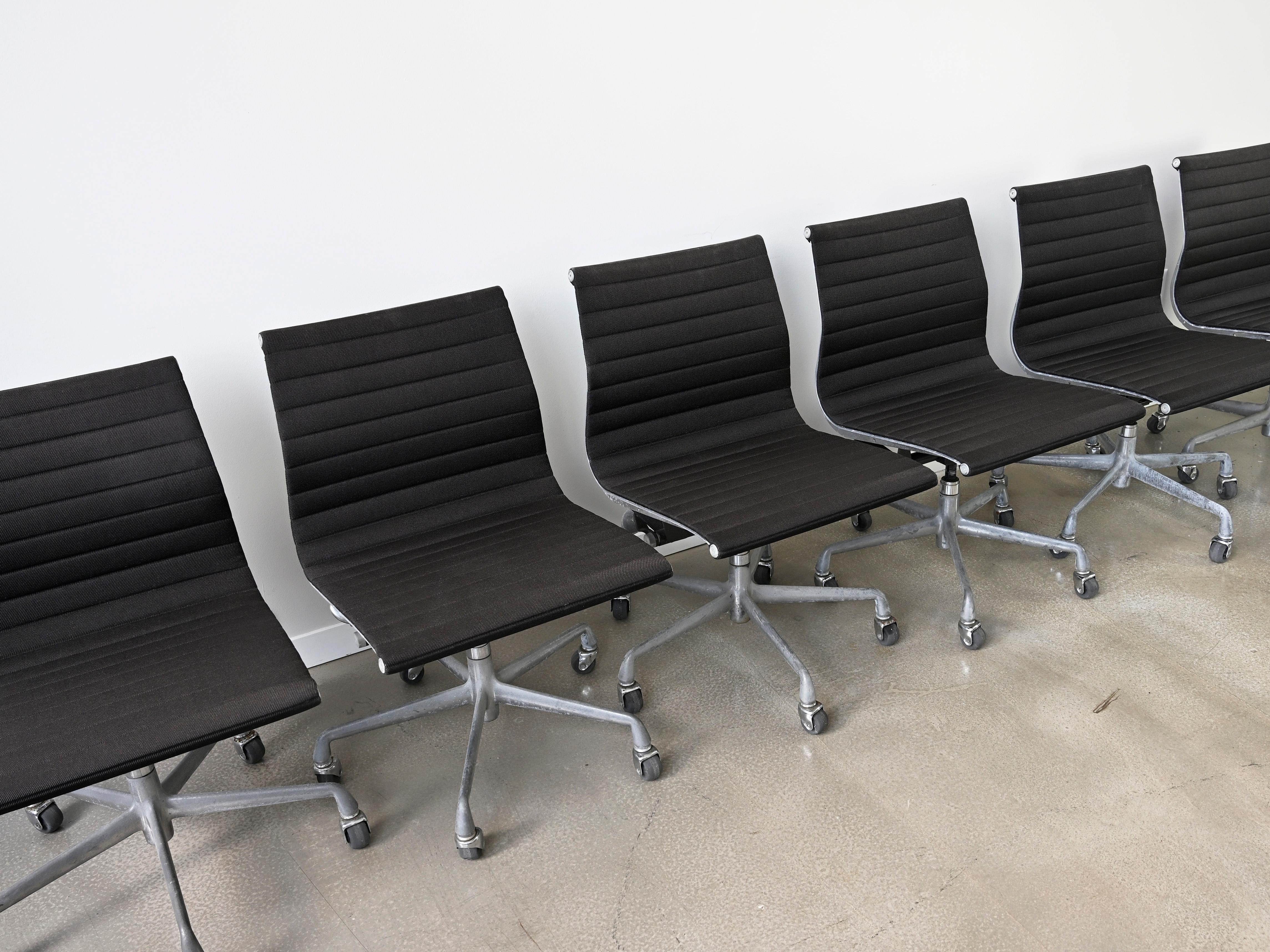 Sedie per la gestione dei gruppi in alluminio vintage Eames per Herman Miller - Set di 6 in vendita 2