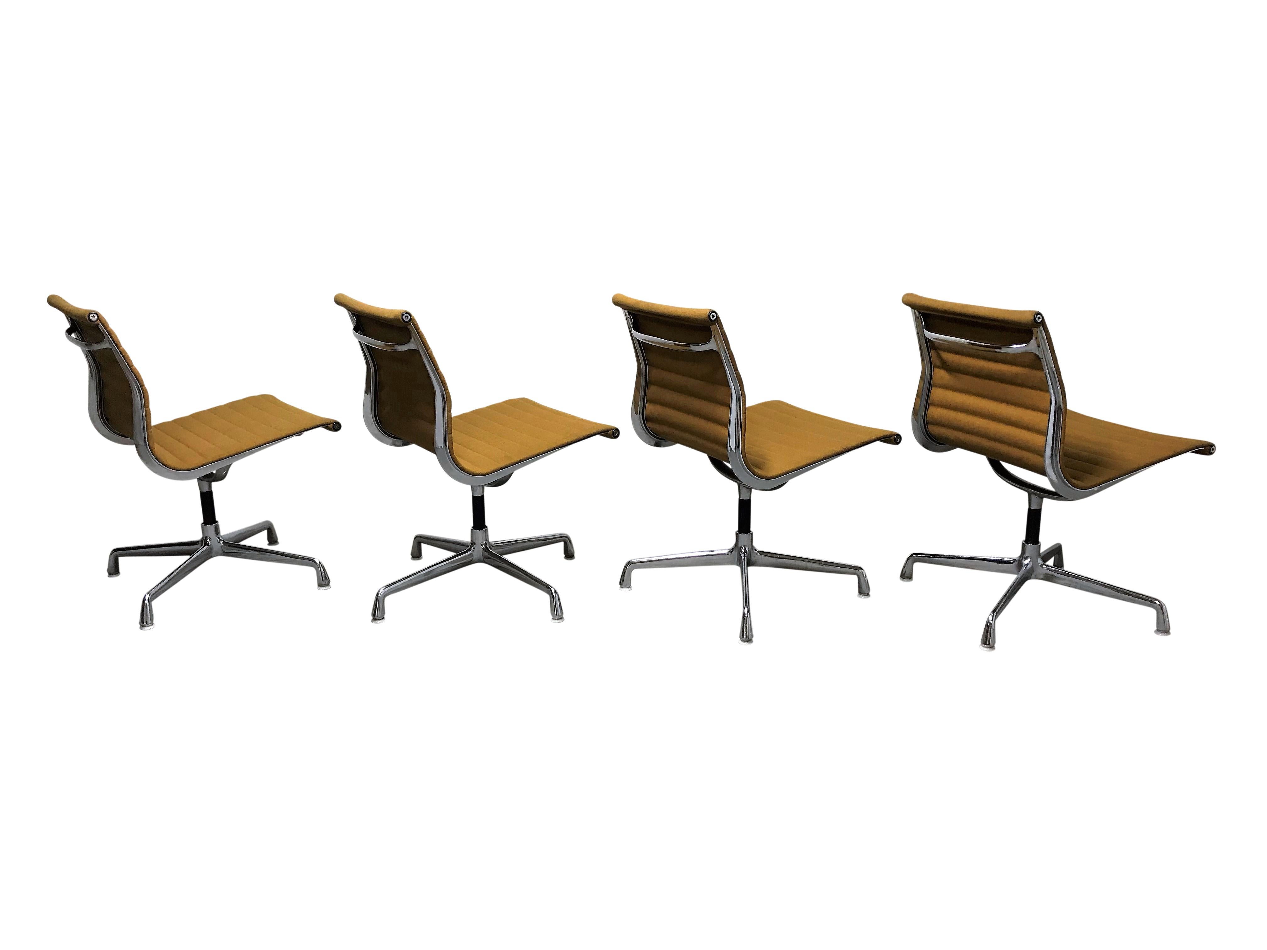 Alter Eames-Schreibtischstuhl EA108 für Herman Miller:: gelb:: 1970er Jahre im Zustand „Gut“ in HEVERLEE, BE