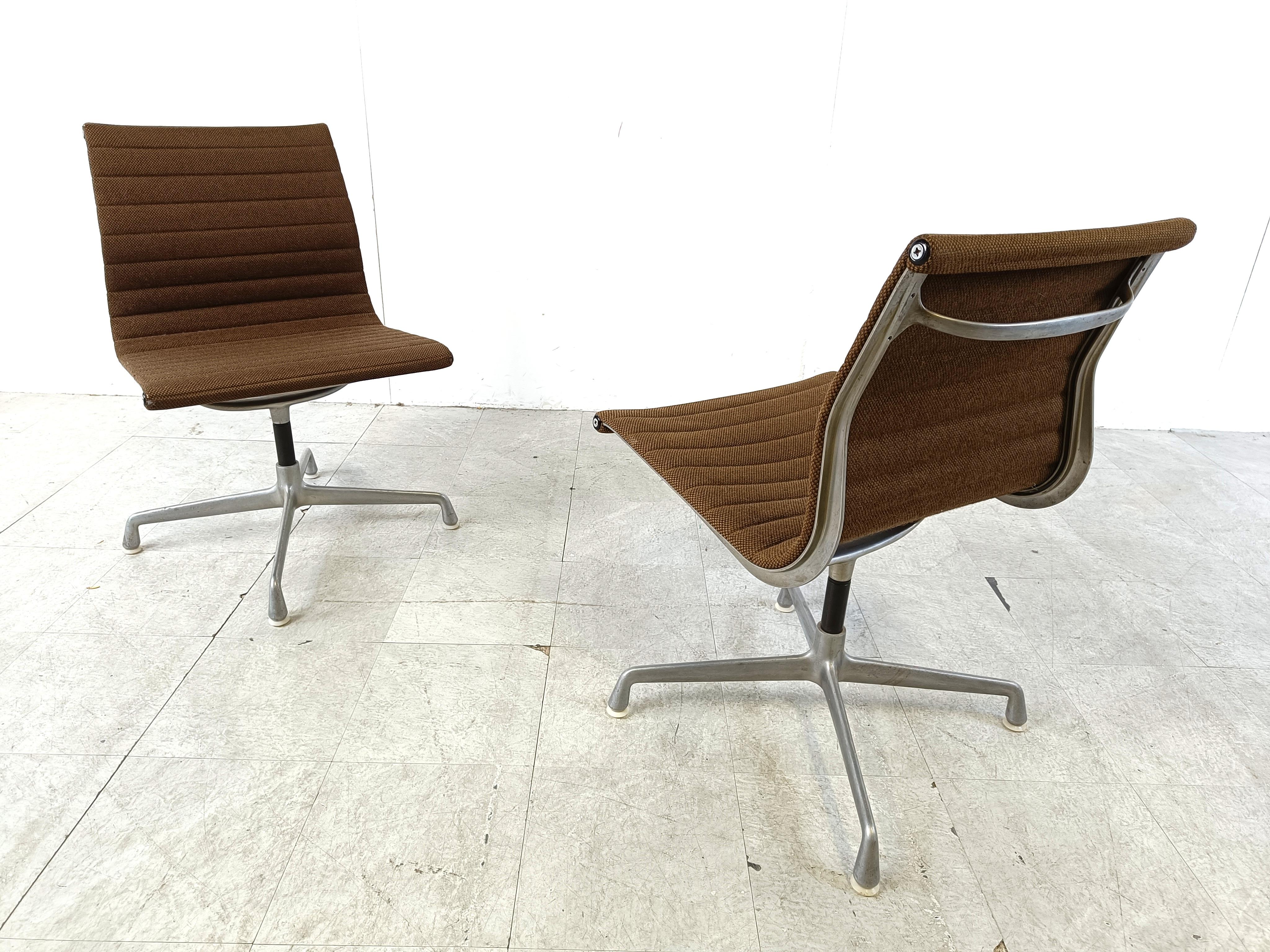 Vintage eames swivel/desk chair ea108 in brown fabric upholstery on an aluminum base.

Good condition

Labelled 'Herman Miller'

1970s - USA

Dimensions: 
Height: 85cm
Width: 52cm
Depth: 60cm
Seat  height: 47cm

Ref.: 302020

*Price is for the pair