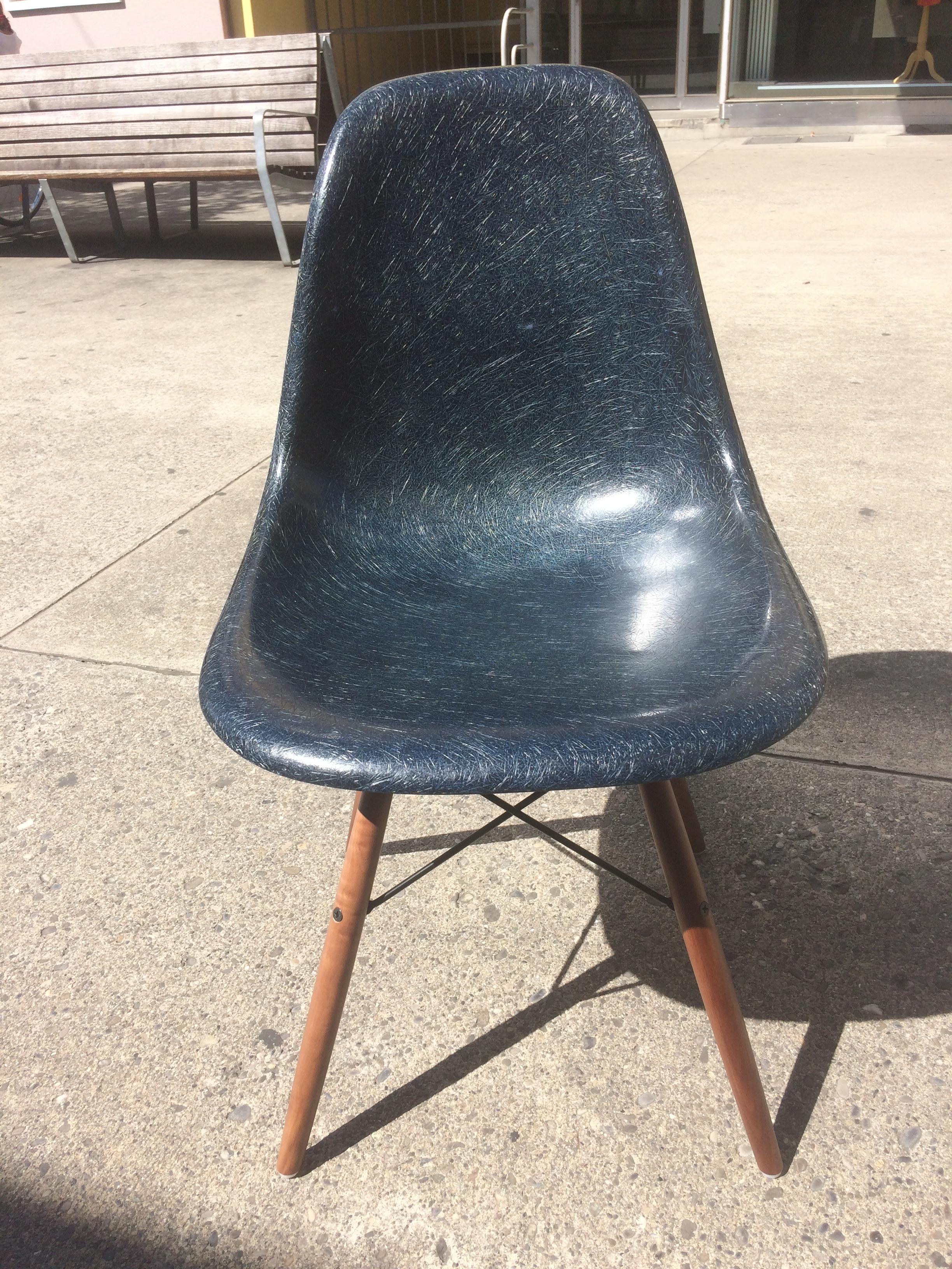 Sillas vintage Eames de fibra de vidrio azul marino Estadounidense en venta