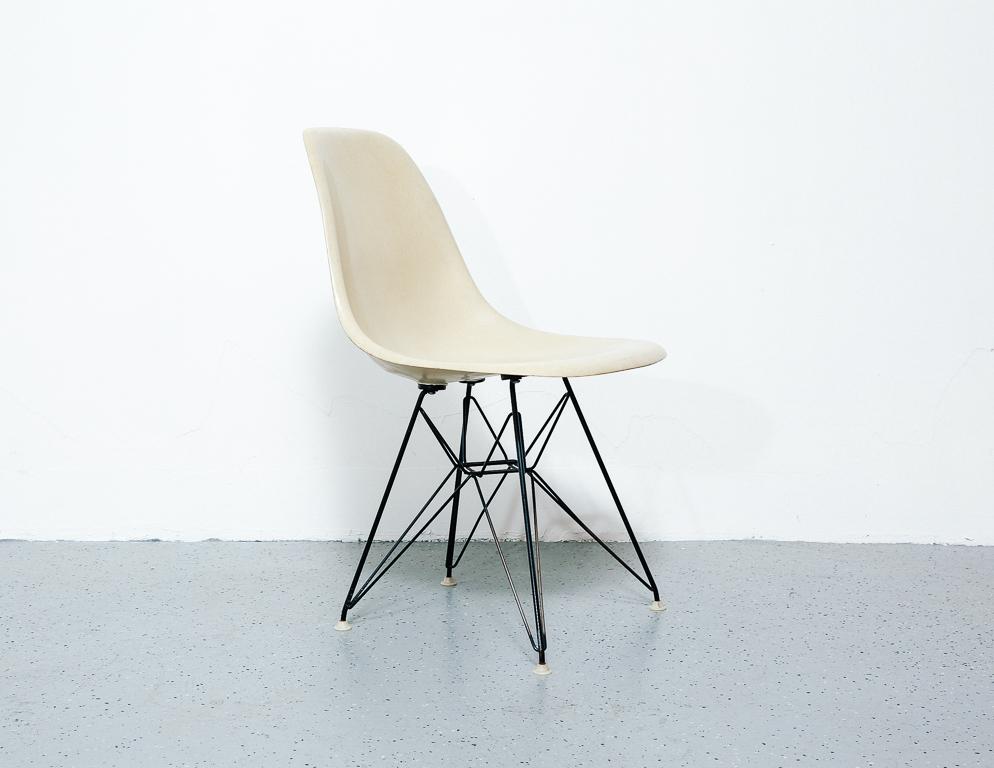 Vintage Eames Fiberglass Shell Chair In Good Condition In Brooklyn, NY