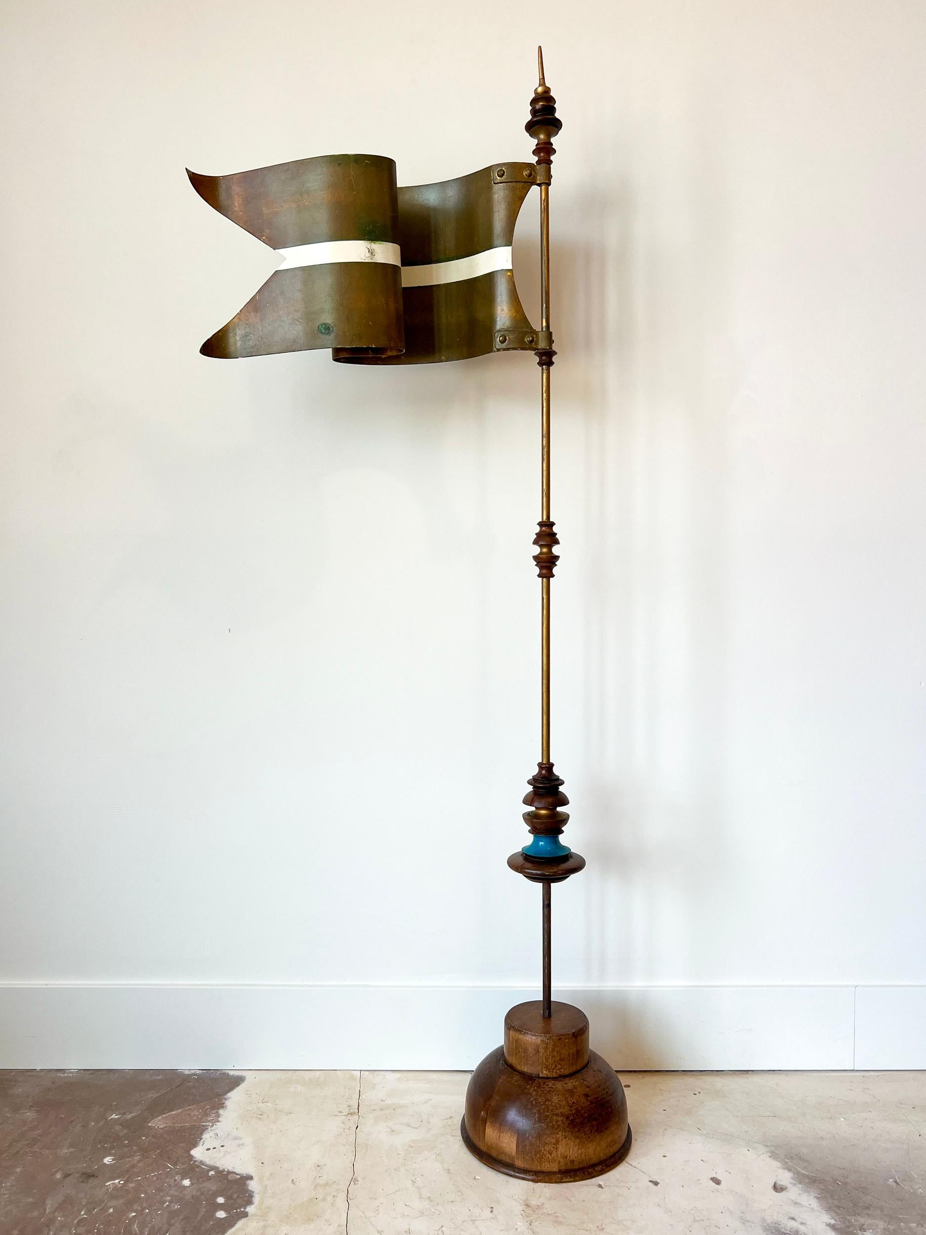 Bandera Eames muy rara de la Feria Mundial de 1964 en Queens, NY. Estas banderas se diseñaron para colocarse sobre los pabellones que Eames Office diseñó para IBM. Sólo se sabe que existen dos pabellones (el Museo Henry Ford y el Museo Vitra) y ésta