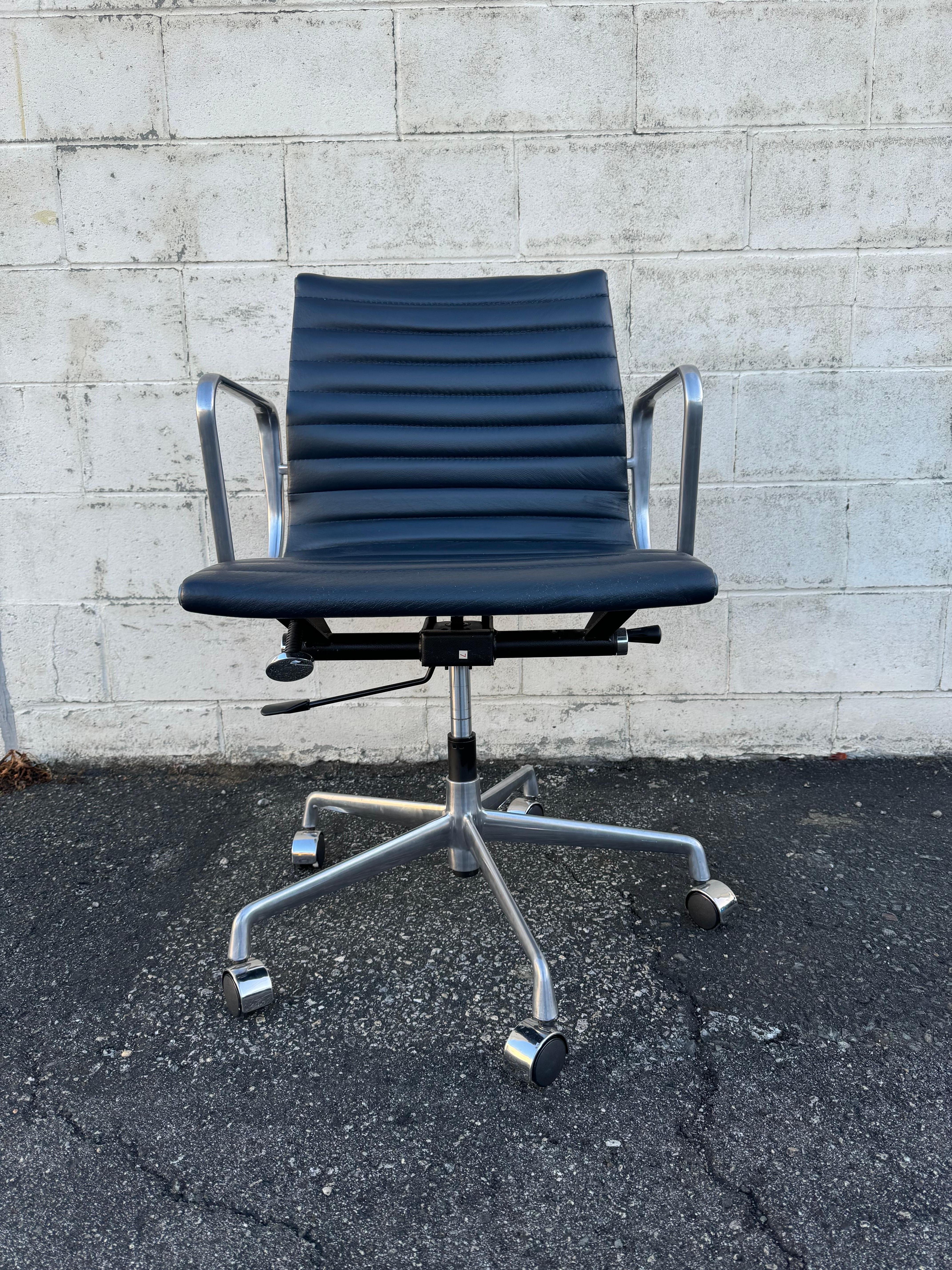 Modern Vintage Eames For Herman Miller Style Aluminum Group Desk Chair  