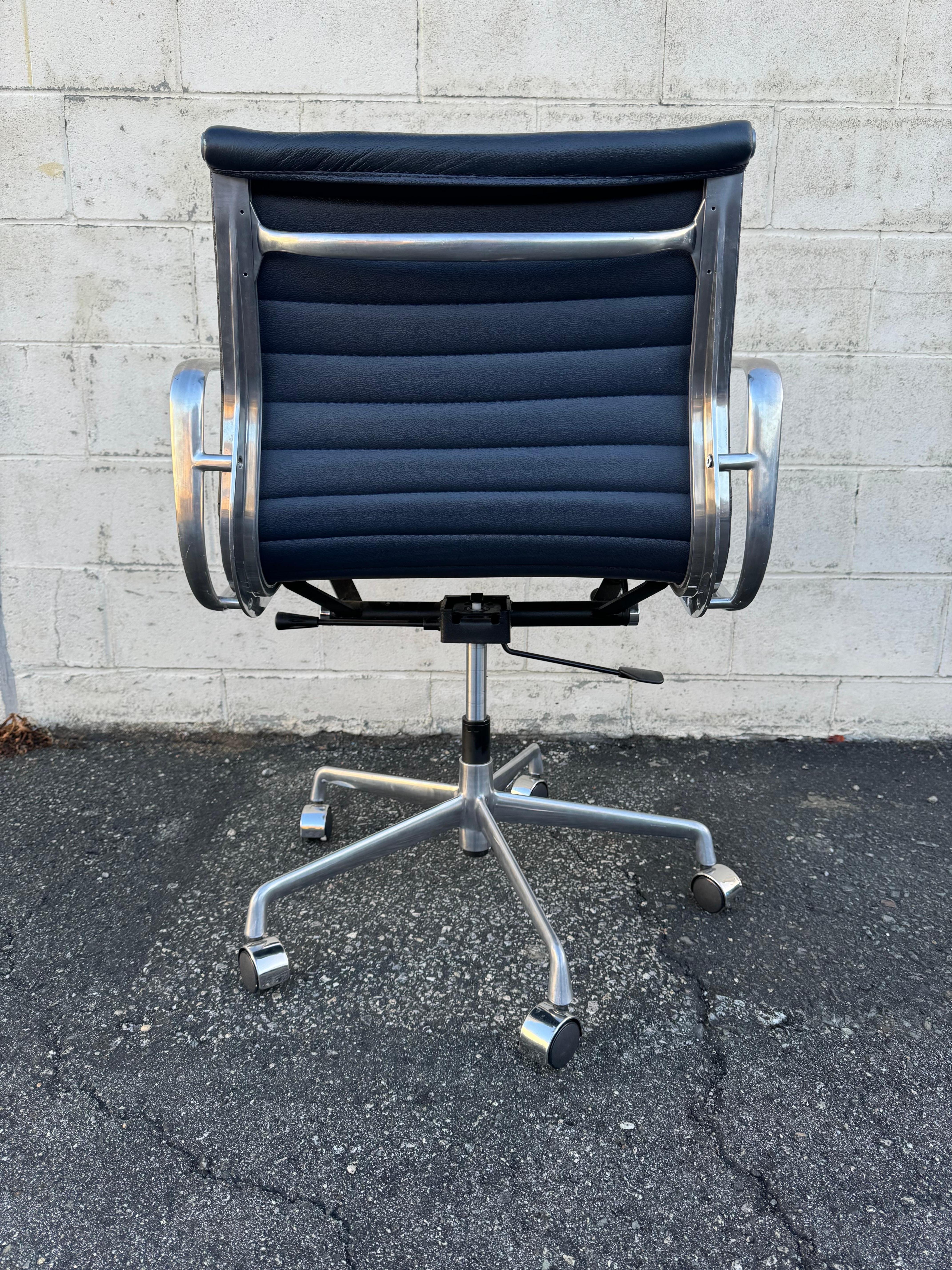 Machine-Made Vintage Eames For Herman Miller Style Aluminum Group Desk Chair  