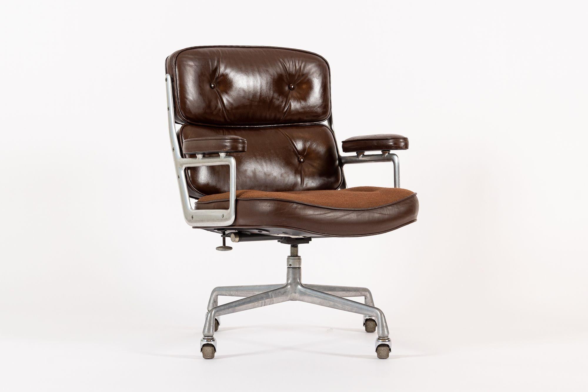 Ce modèle 3475 Eames Time Life Lobby Chair, conçu par Charles et Ray Eames pour Herman Miller, date de 1978. Ce siège de bureau classique est doté d'un riche cuir brun foncé d'origine, rehaussé d'une assise supérieure en tissu brun et d'un piètement