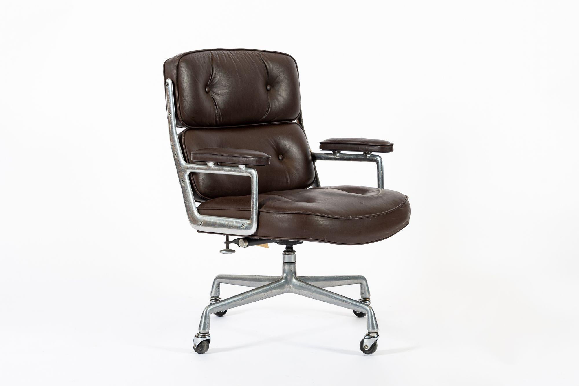 Das Modell 3475 Eames Time Life Lobby Chair, entworfen von Charles & Ray Eames für Herman Miller, stammt aus dem Jahr 1979. Dieser klassische Bürostuhl verfügt über einen originalen Sitz aus dunkelbraunem Leder und ein Vier-Sterne-Drehgestell mit