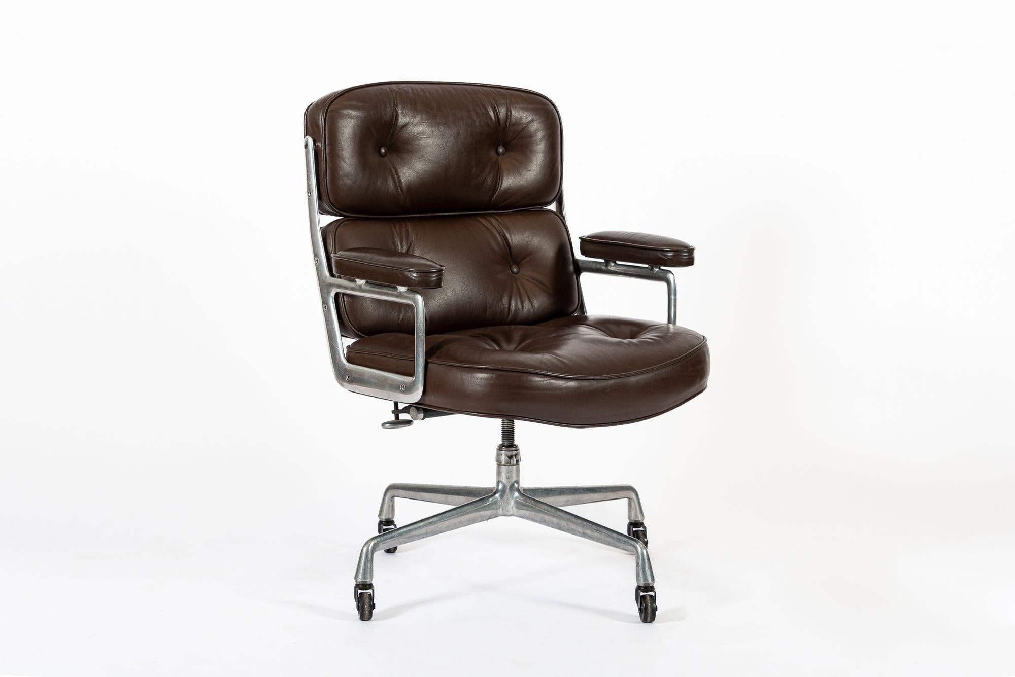 Dieser moderne Mid-Century-Stuhl Modell 3475 Eames Time Life Lobby Chair, entworfen von Charles & Ray Eames für Herman Miller, ist von 1983. Dieser klassische Bürostuhl verfügt über einen originalen Sitz aus dunkelbraunem Leder und ein
