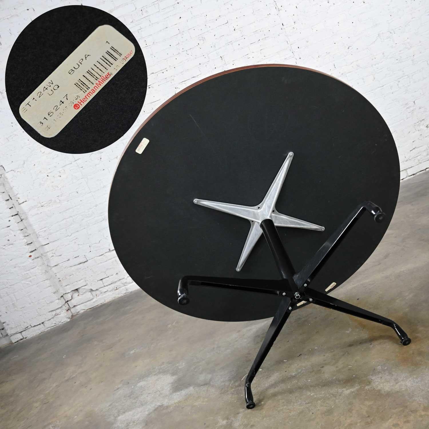 Eames Herman Miller Dunkel Kirschholz-Tisch mit runder Platte und Universal-Sockel im Angebot 4