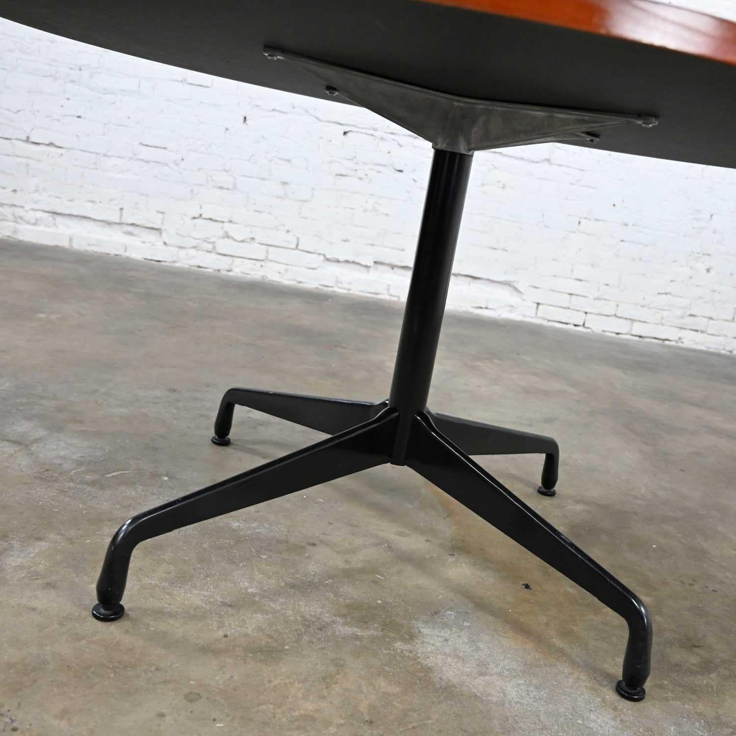 Eames Herman Miller Dunkel Kirschholz-Tisch mit runder Platte und Universal-Sockel im Angebot 7