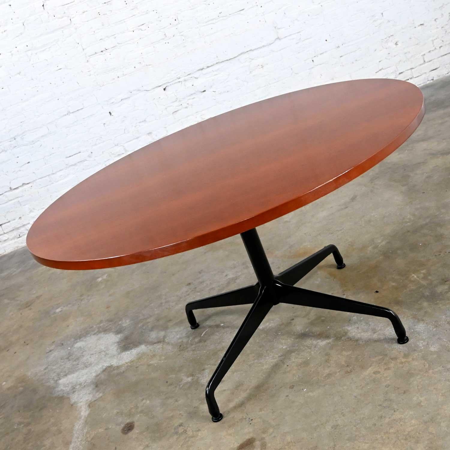 Wunderschöner runder Tisch von Eames für Herman Miller mit universellem Sockel und dunkler Kirschbaumfarbe. Schöner Zustand, im Auge behalten, dass dies Vintage und nicht neu ist, so wird Zeichen der Nutzung und Verschleiß haben. Es gibt eine kleine
