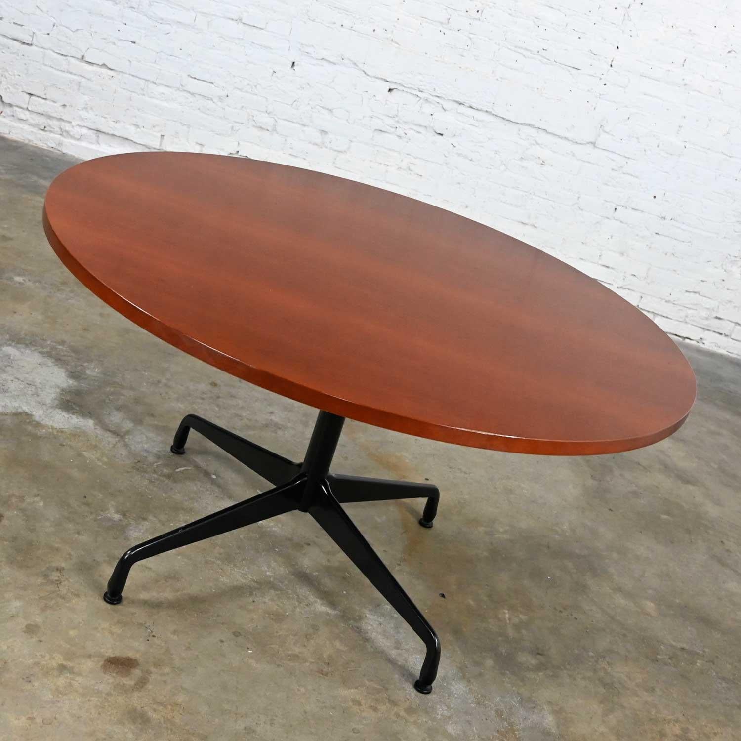Eames Herman Miller Dunkel Kirschholz-Tisch mit runder Platte und Universal-Sockel (Moderne der Mitte des Jahrhunderts) im Angebot