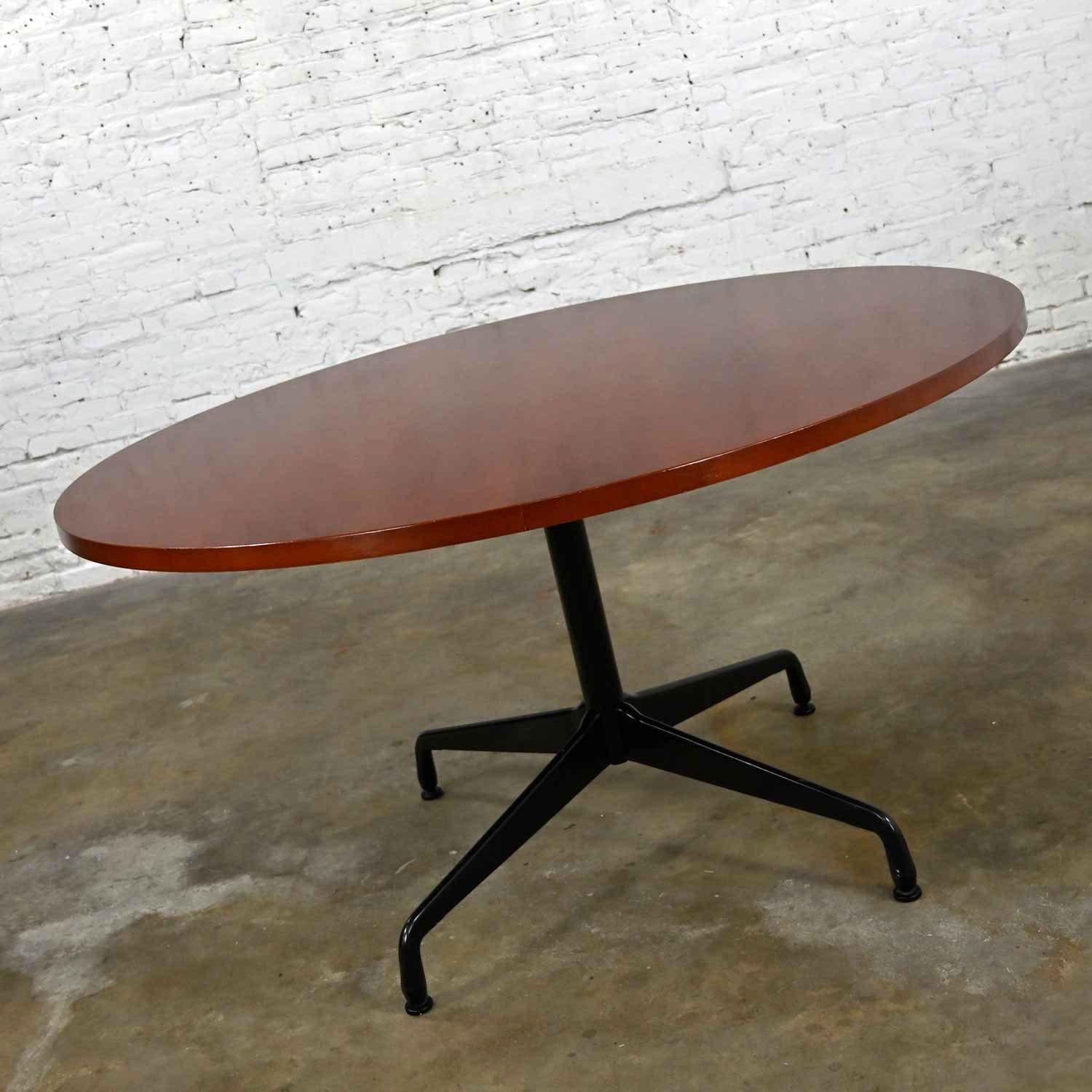 Eames Herman Miller Dunkel Kirschholz-Tisch mit runder Platte und Universal-Sockel (amerikanisch) im Angebot