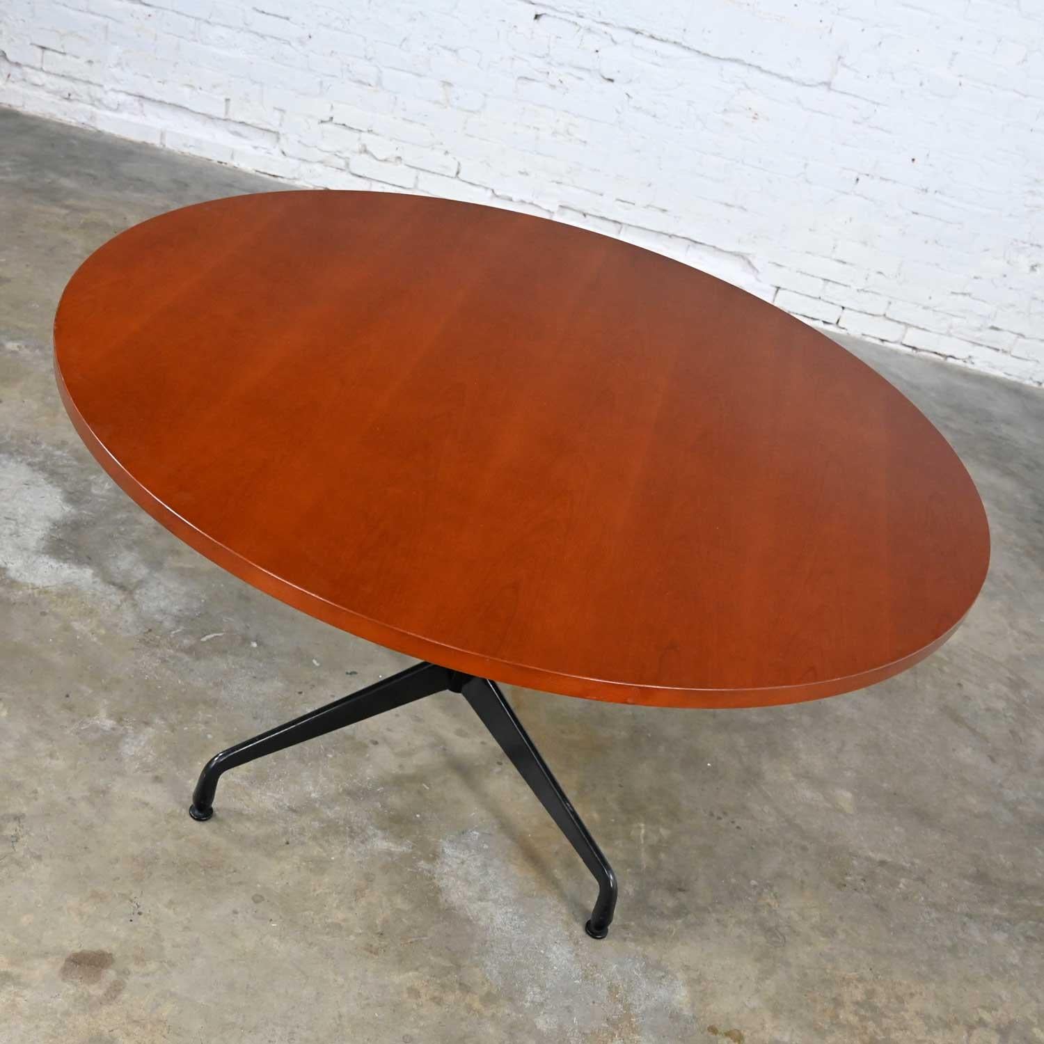 Eames Herman Miller Dunkel Kirschholz-Tisch mit runder Platte und Universal-Sockel (Gegossen) im Angebot