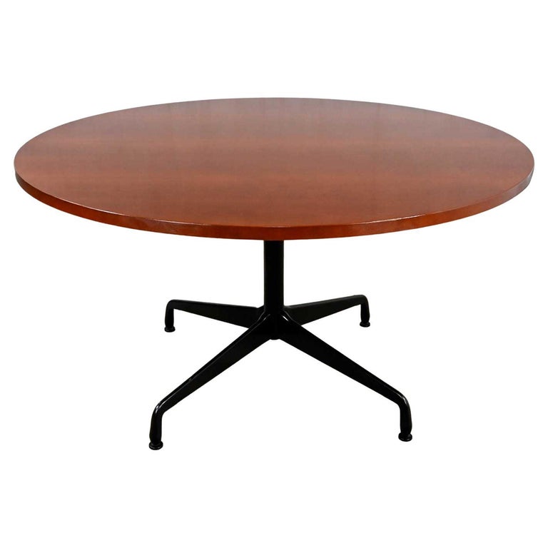 Table ronde à plateau en cerisier foncé Eames Herman Miller avec base à  piédestal universel En vente sur 1stDibs