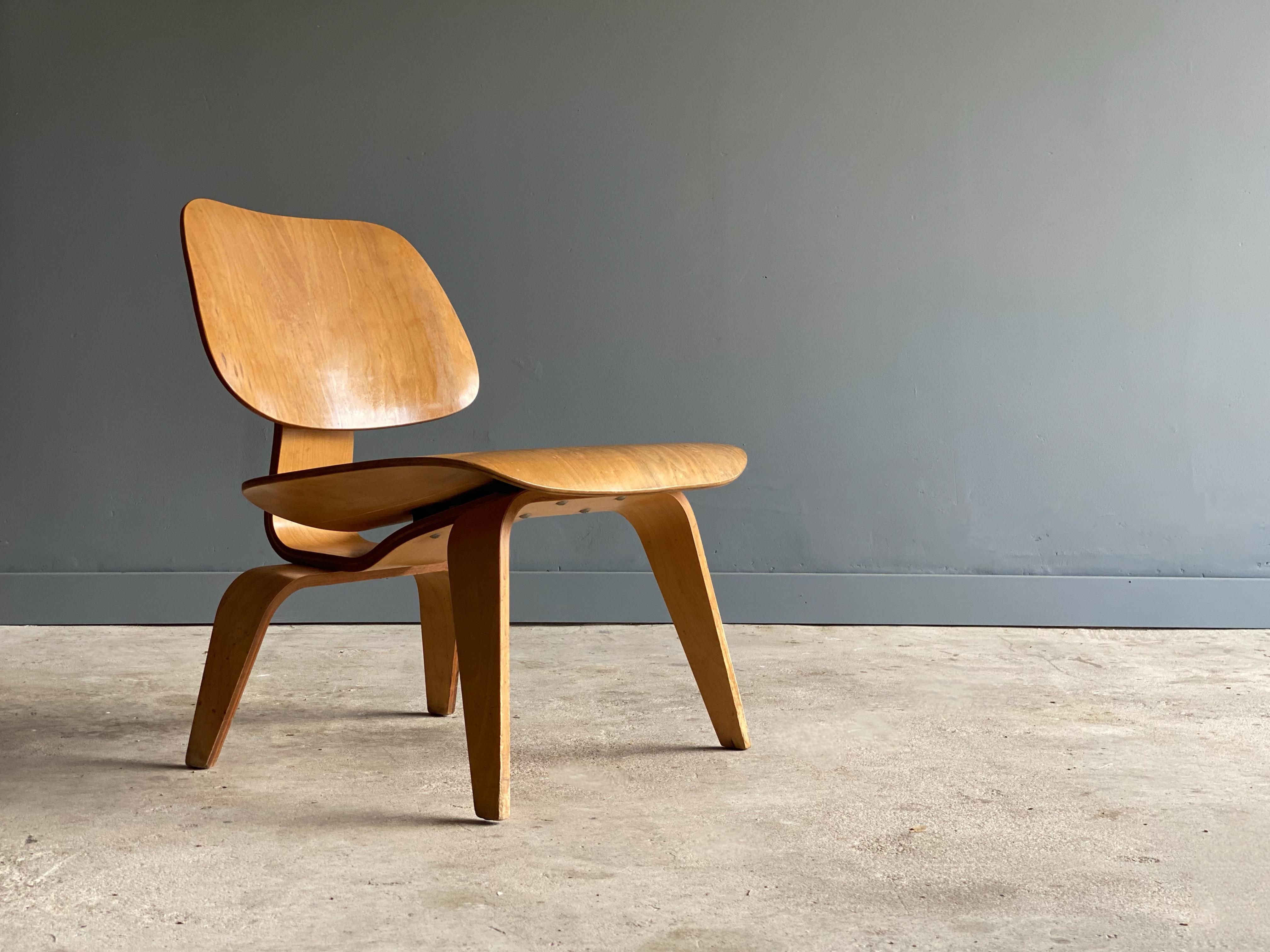 All original LCW by Charles and Ray Eames for Herman Miller. This example is made with ash ply and is in untouched vintage condition. Lovely vintage example.