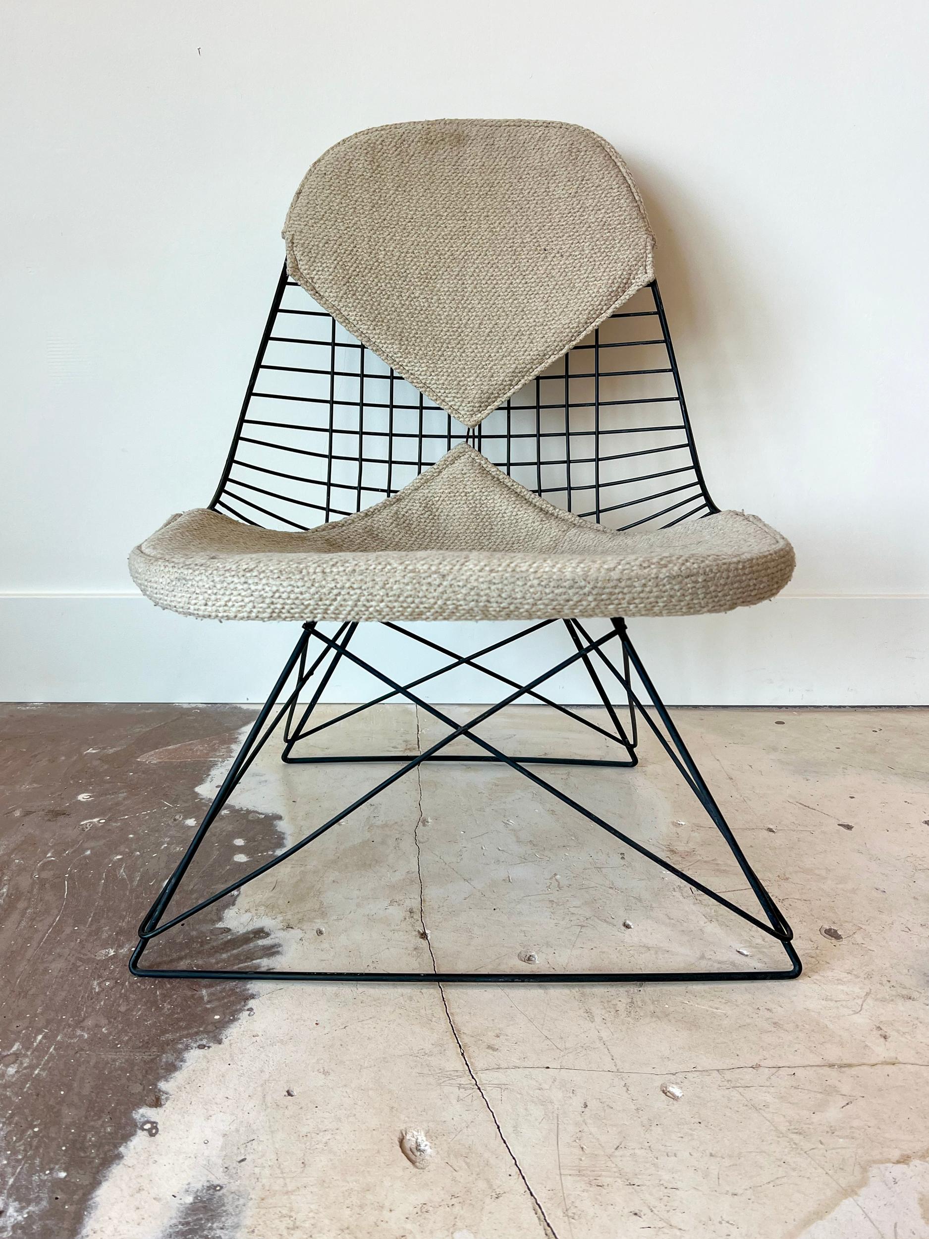 LKR-2, en instance de brevet, avec chaise en fil de fer noir et base en forme de berceau de chat. Pad de bikini original en tissu de hopsack crème, avec 