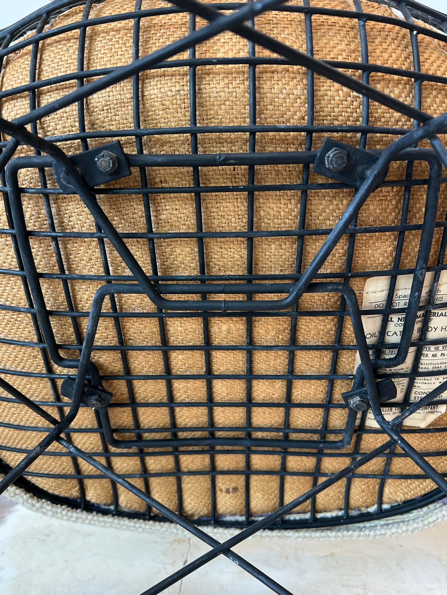 Eames LKR-2 avec base en fuseau de chat et coussins Bikini vintage Bon état - En vente à Salt Lake City, UT