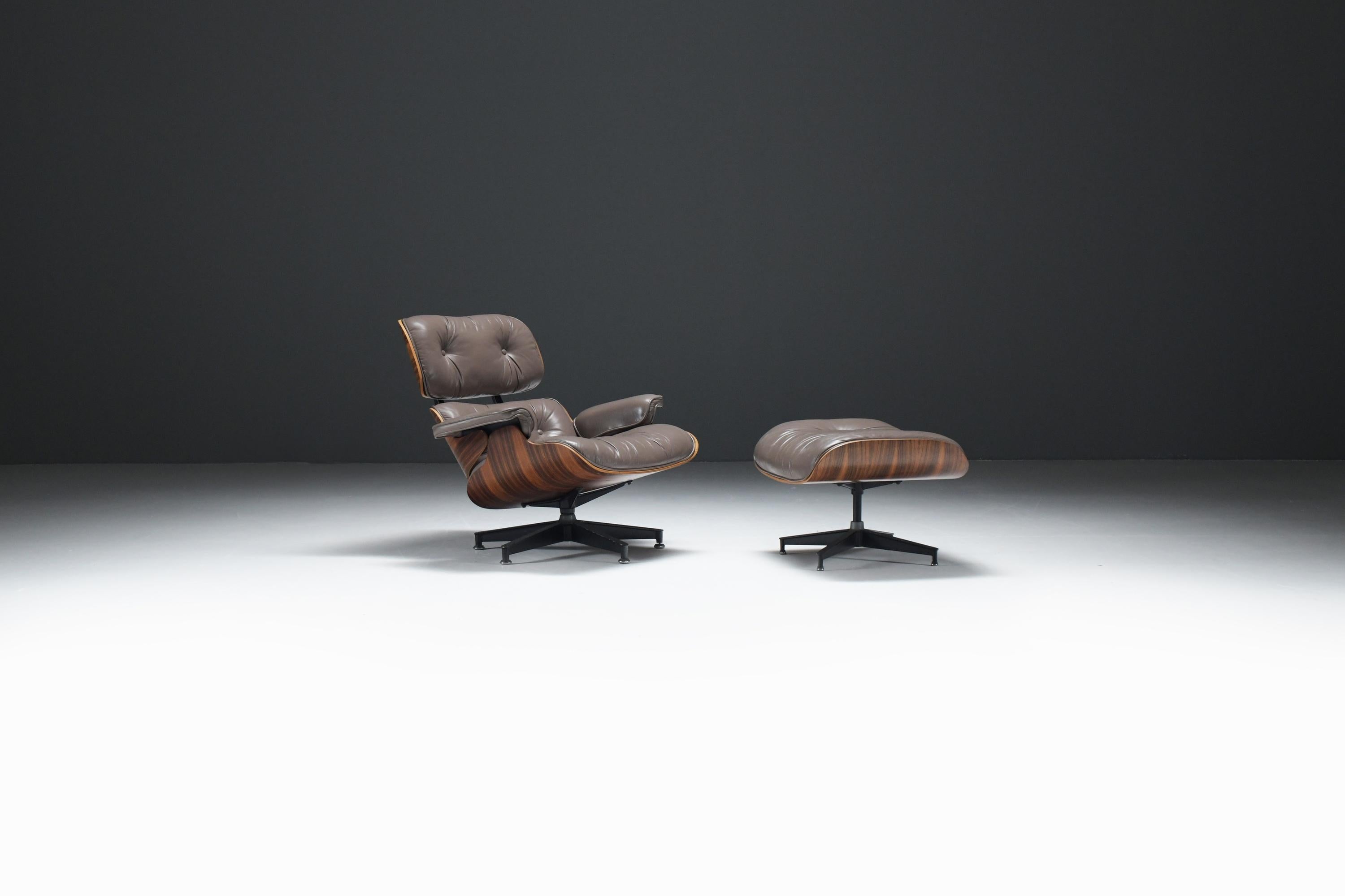 Mid-Century moderno Sedia da salotto e pouf Eames d'epoca di Charles and Ray Eames per Herman Miller in vendita
