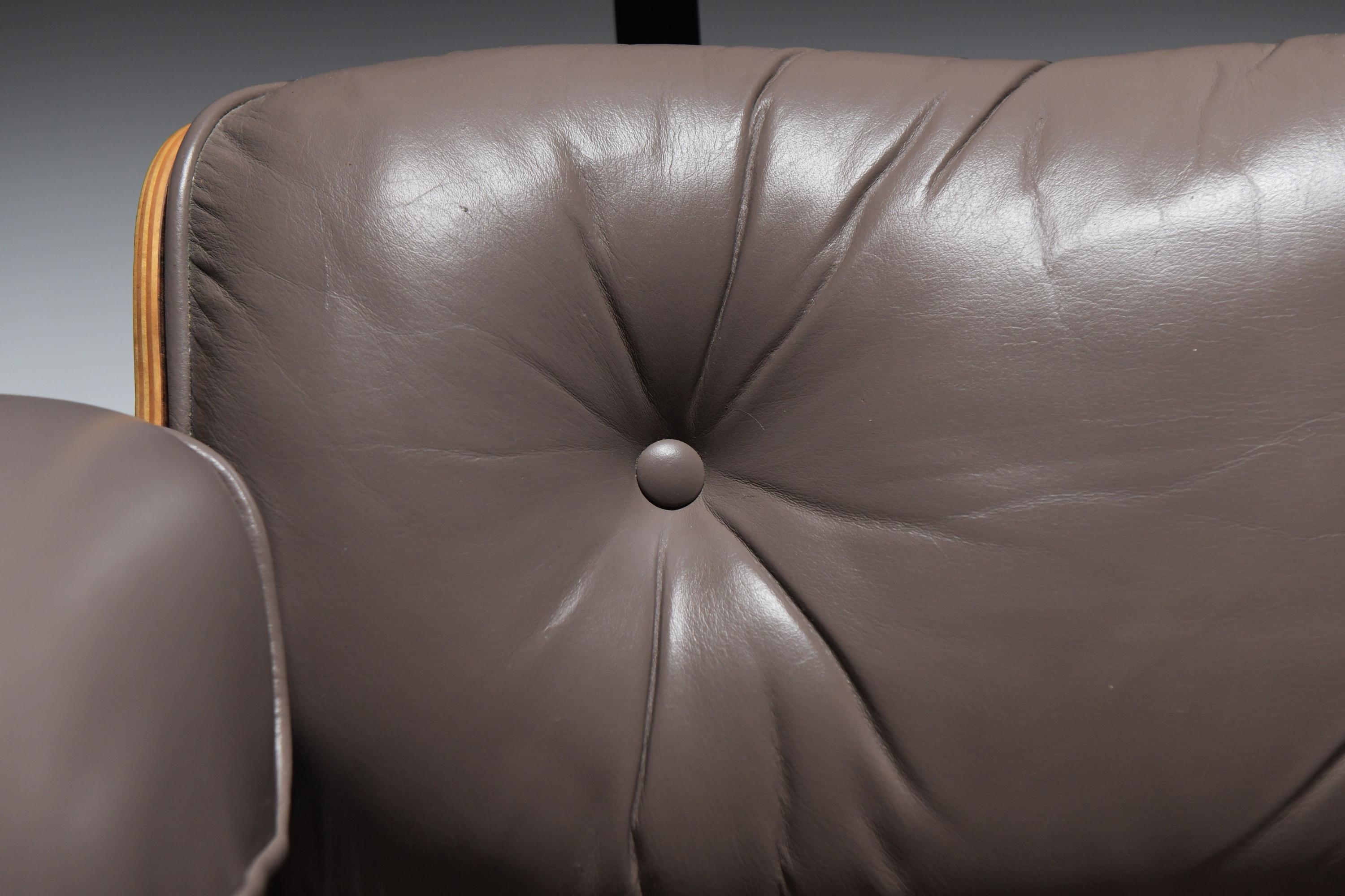Legno Sedia da salotto e pouf Eames d'epoca di Charles and Ray Eames per Herman Miller in vendita
