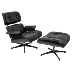 Set vintage di poltrone Eames con poggiapiedi, disegnato da Charles e Ray Eames per Vitra