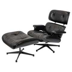 Set vintage di poltrone Eames con poggiapiedi, disegnato da Charles e Ray Eames per Vitra