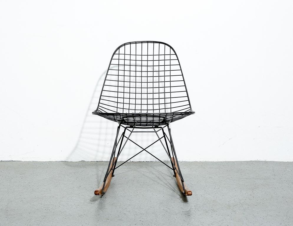 Vintage Eames 'RKR' wire shell chair with original black rocking base by Herman Miller. Measure : 16