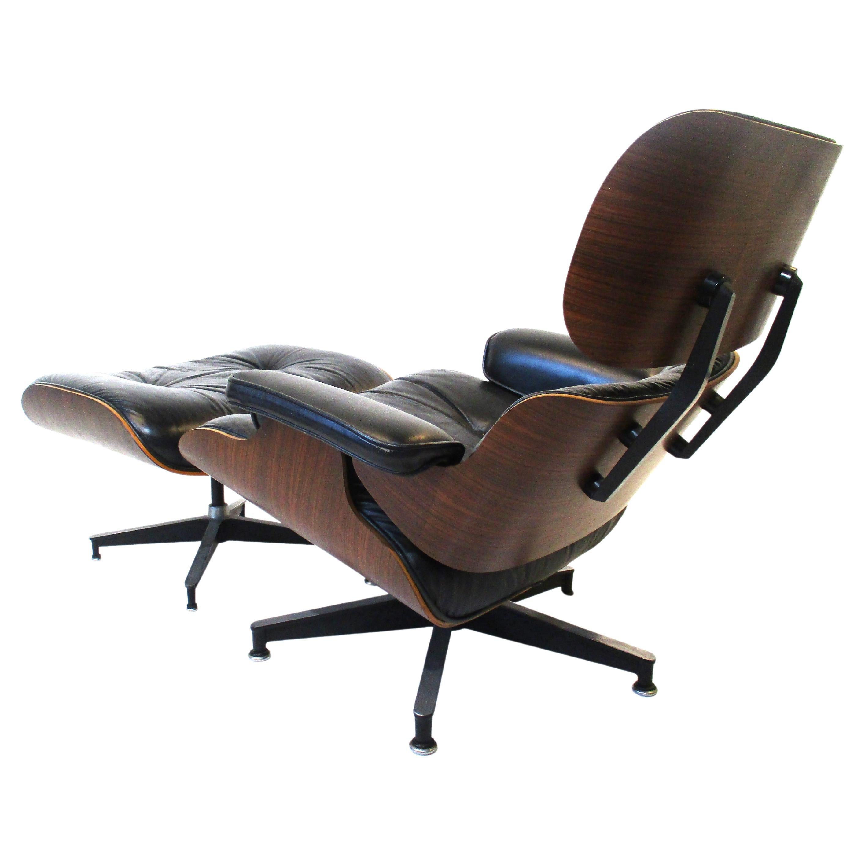 Mid-Century Modern Eames fauteuil de salon en bois de rose/cuir 670 avec pouf pour Herman Miller ( A ) 