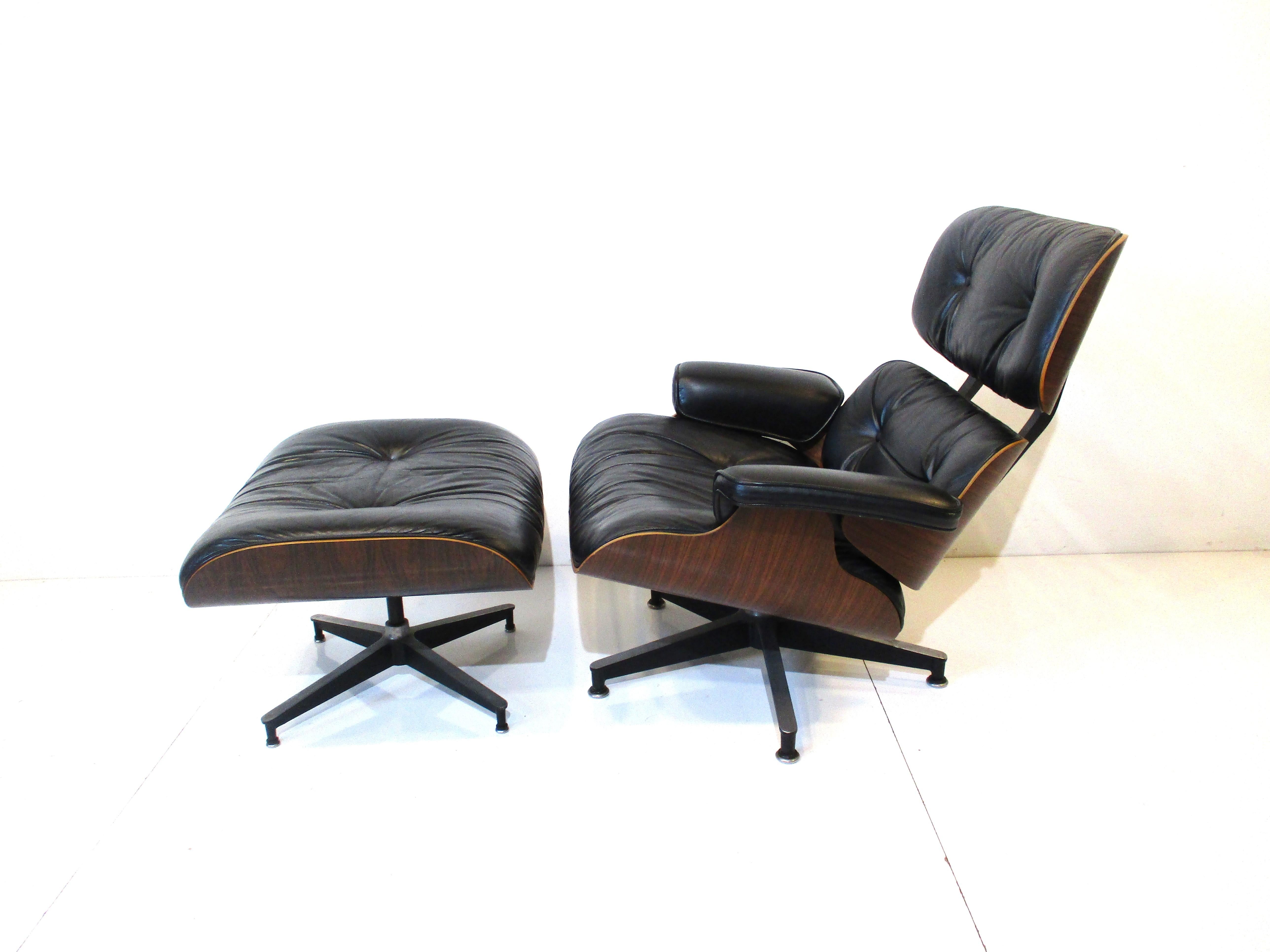 Américain Eames fauteuil de salon en bois de rose/cuir 670 avec pouf pour Herman Miller ( A ) 