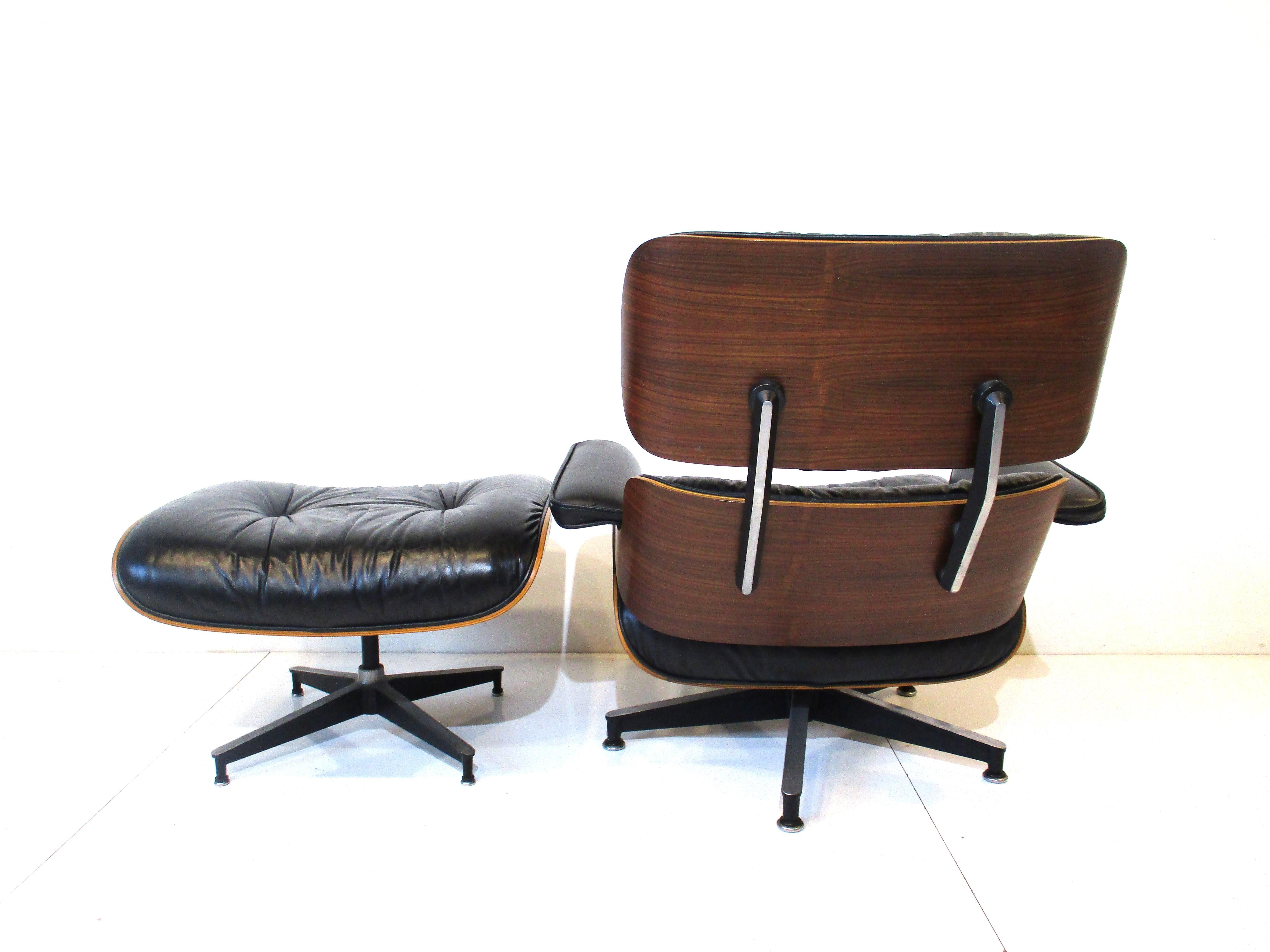 Eames fauteuil de salon en bois de rose/cuir 670 avec pouf pour Herman Miller ( A )  Bon état à Cincinnati, OH