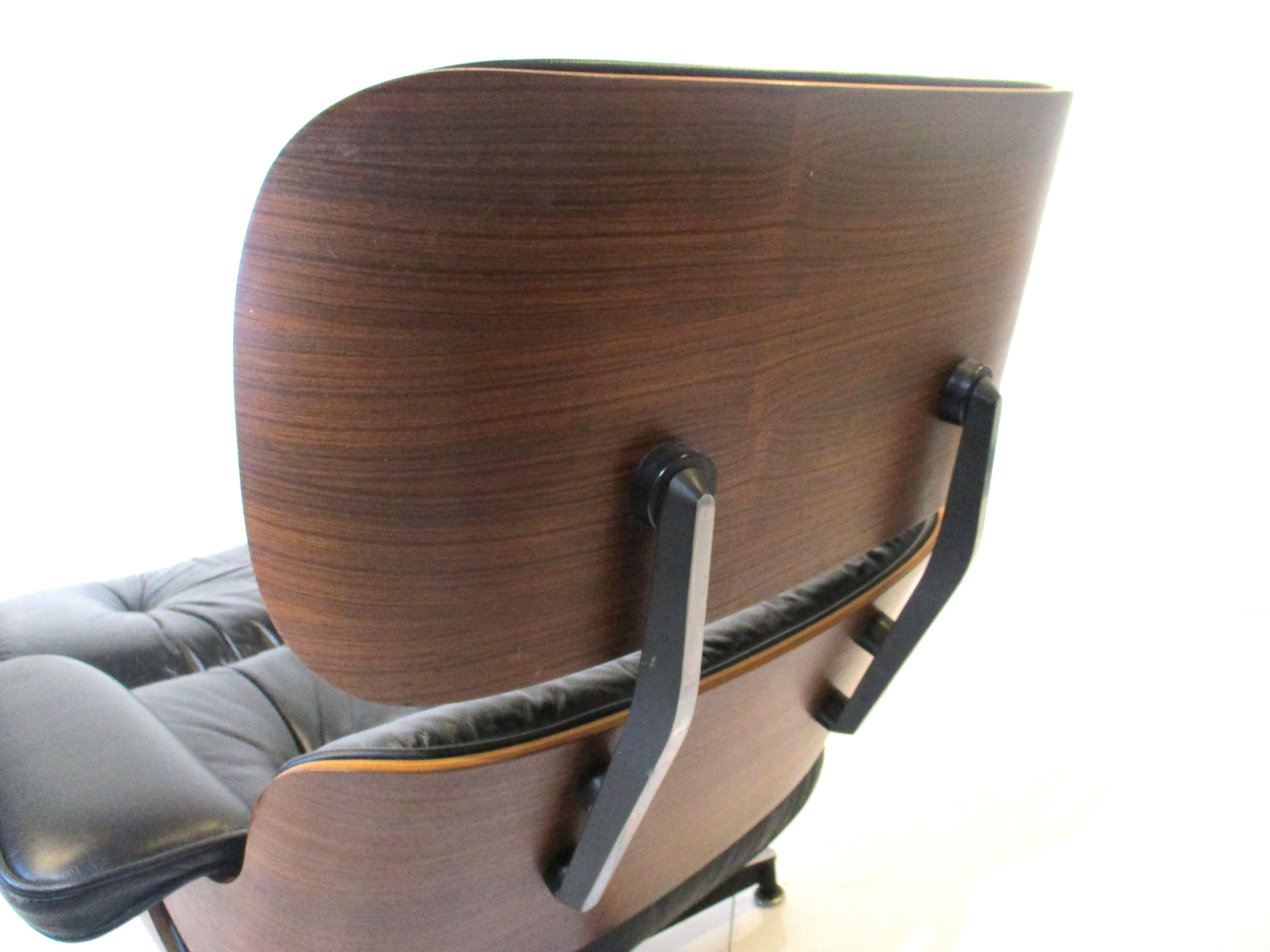 20ième siècle Eames fauteuil de salon en bois de rose/cuir 670 avec pouf pour Herman Miller ( A ) 