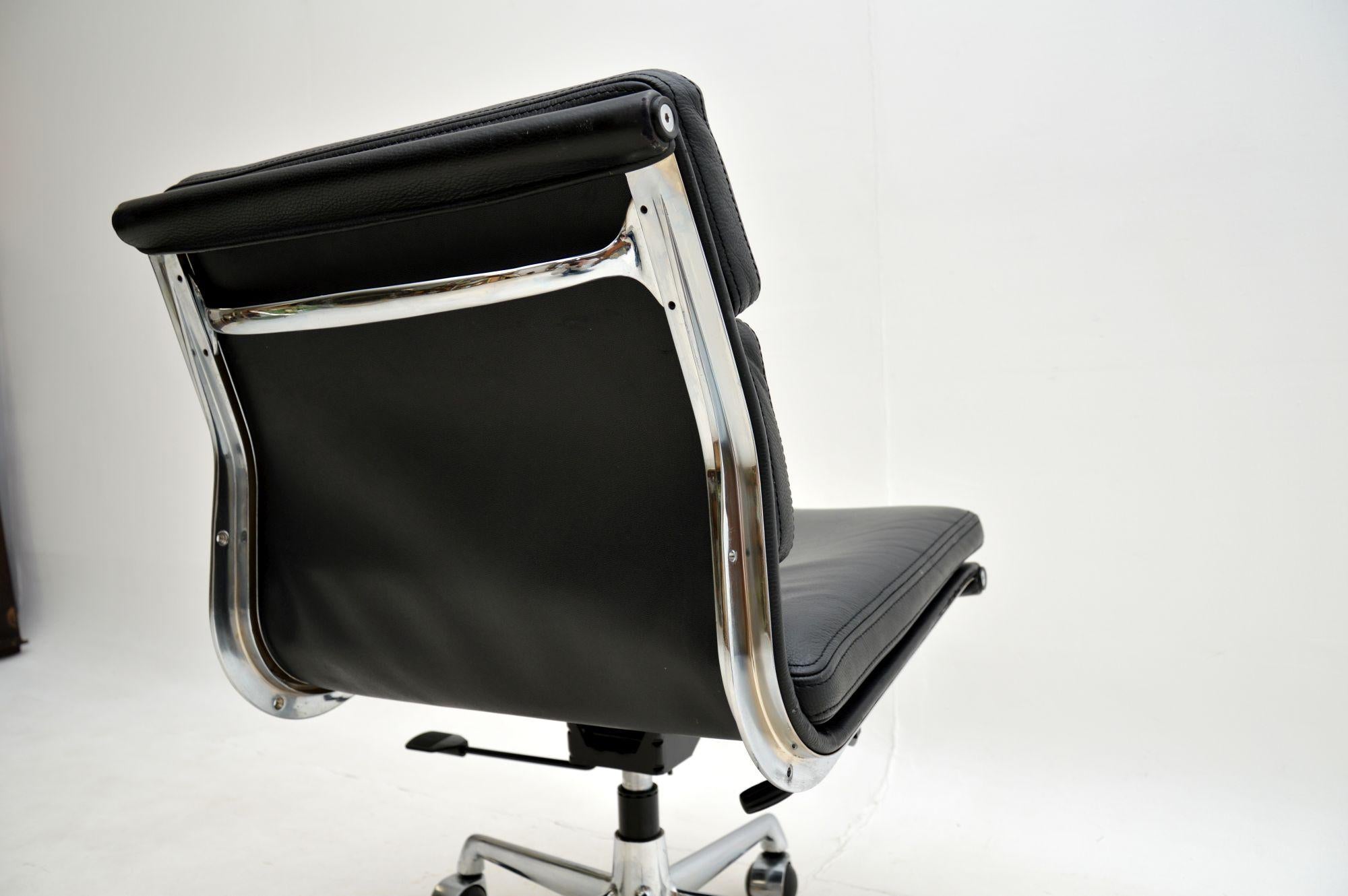 Chaise de bureau Eames vintage en cuir souple par ICF 3