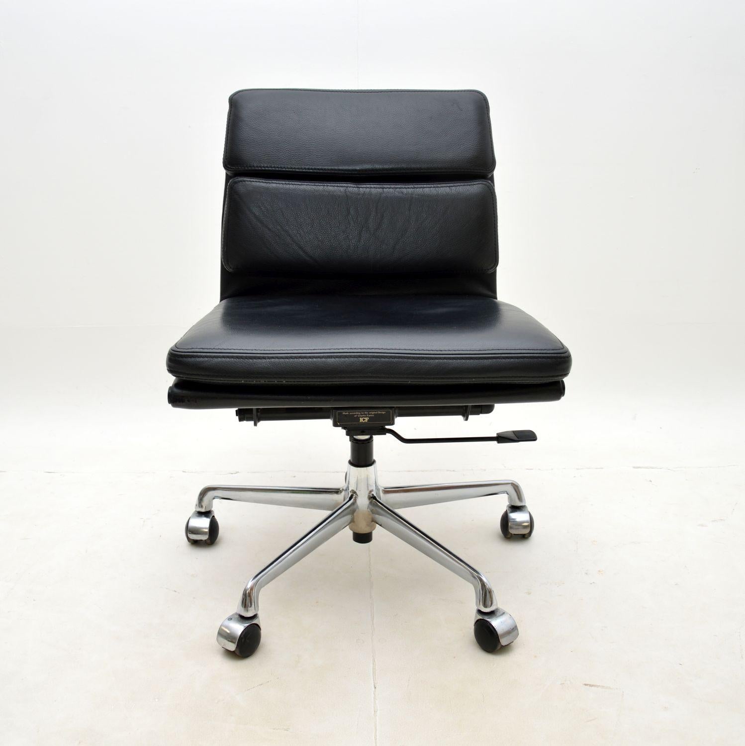 Mid-Century Modern Chaise de bureau Eames vintage en cuir souple par ICF