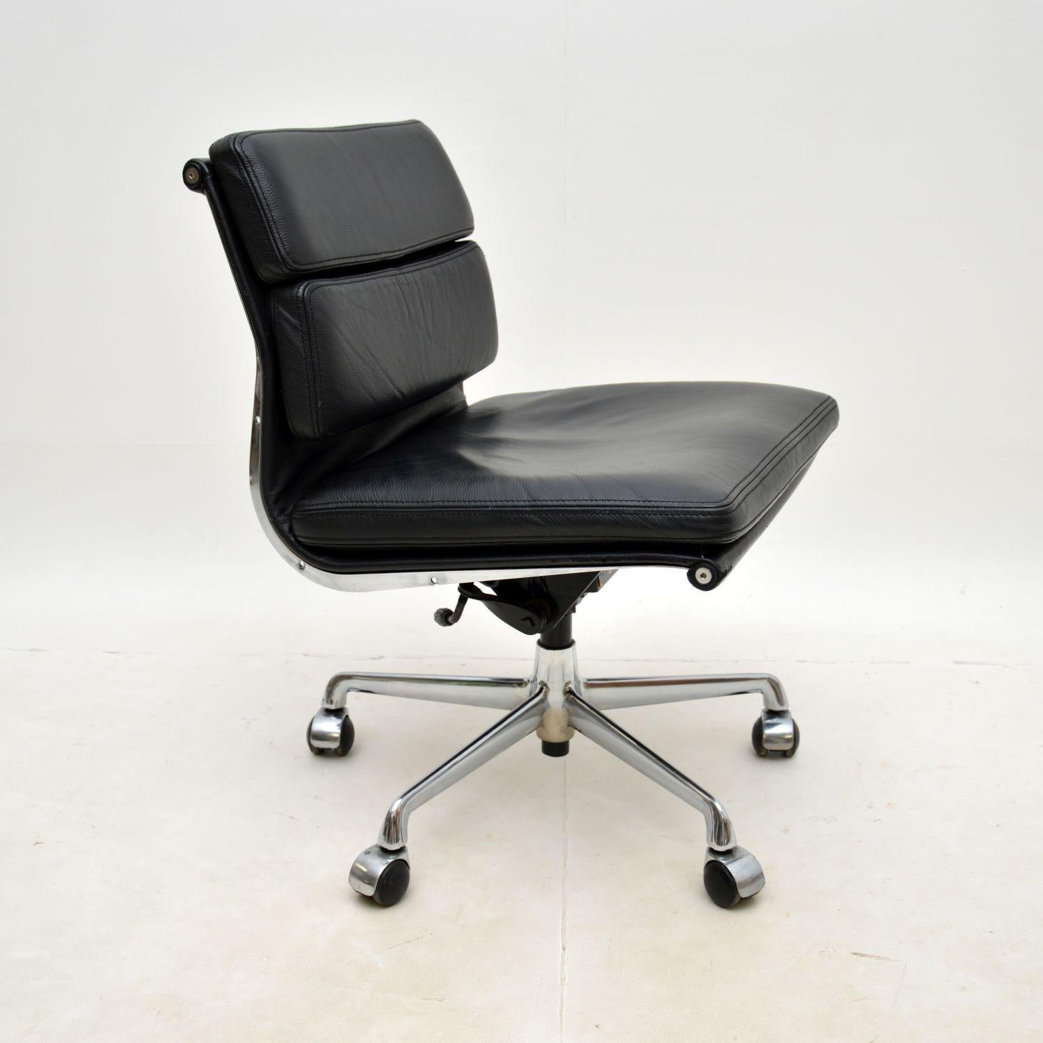 italien Chaise de bureau Eames vintage en cuir souple par ICF