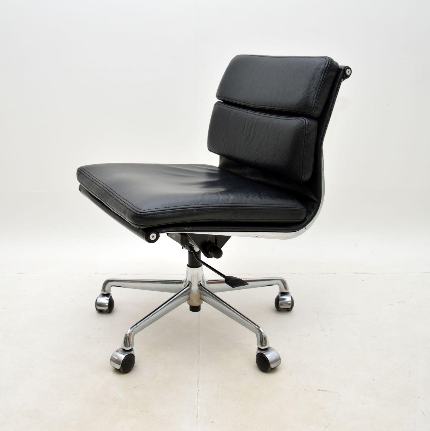 Chaise de bureau Eames vintage en cuir souple par ICF Bon état à London, GB