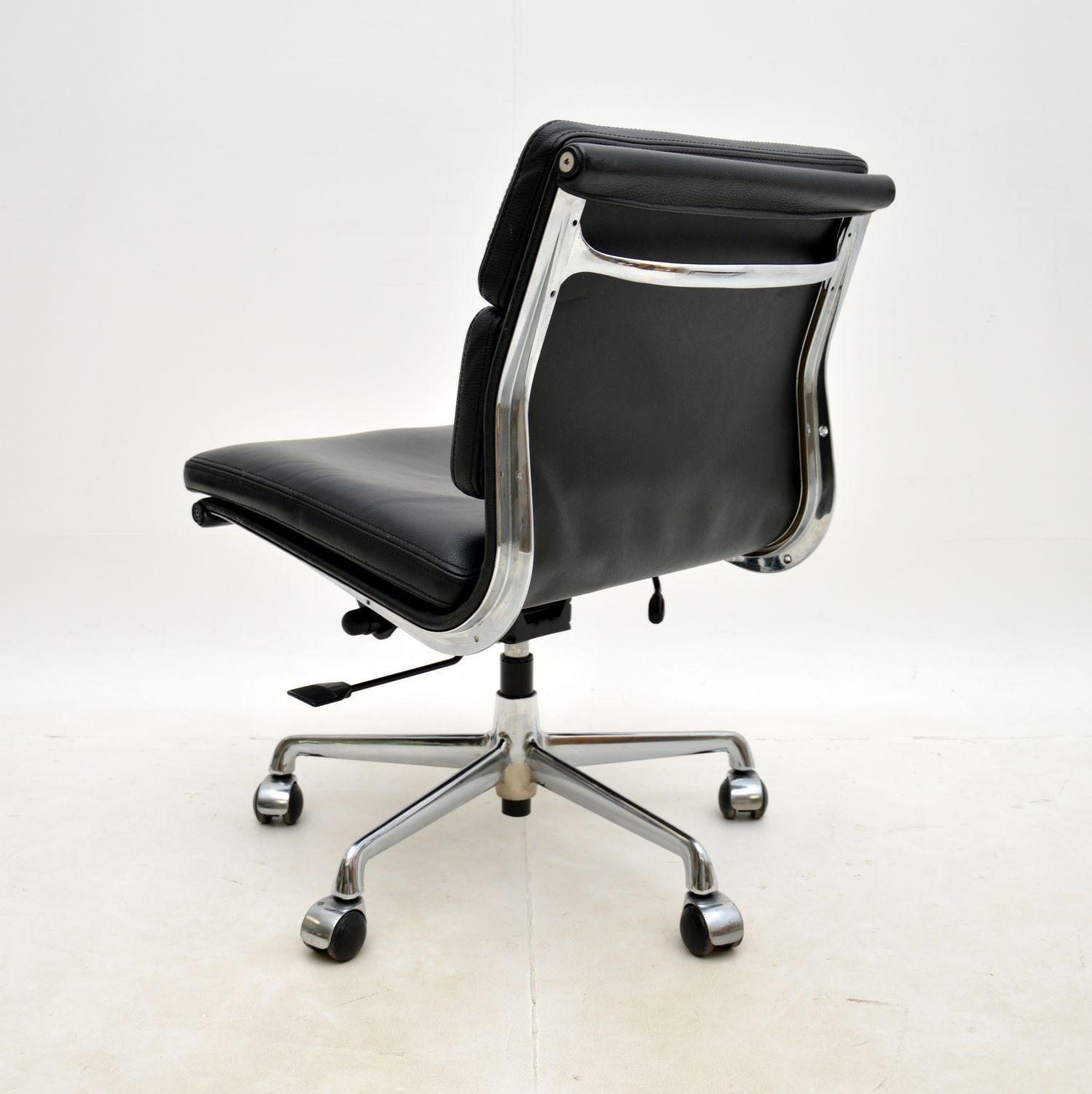 Fin du 20e siècle Chaise de bureau Eames vintage en cuir souple par ICF