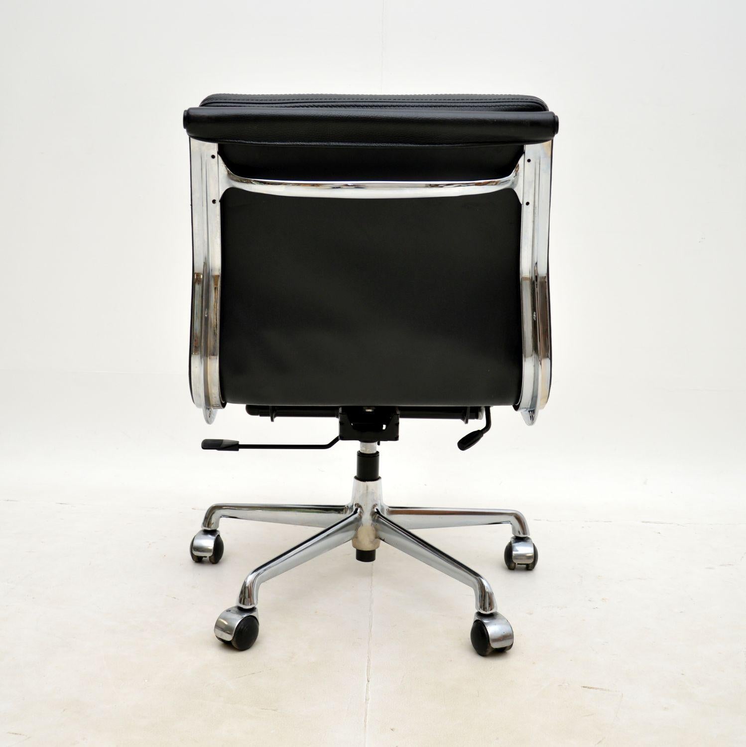 Cuir Chaise de bureau Eames vintage en cuir souple par ICF