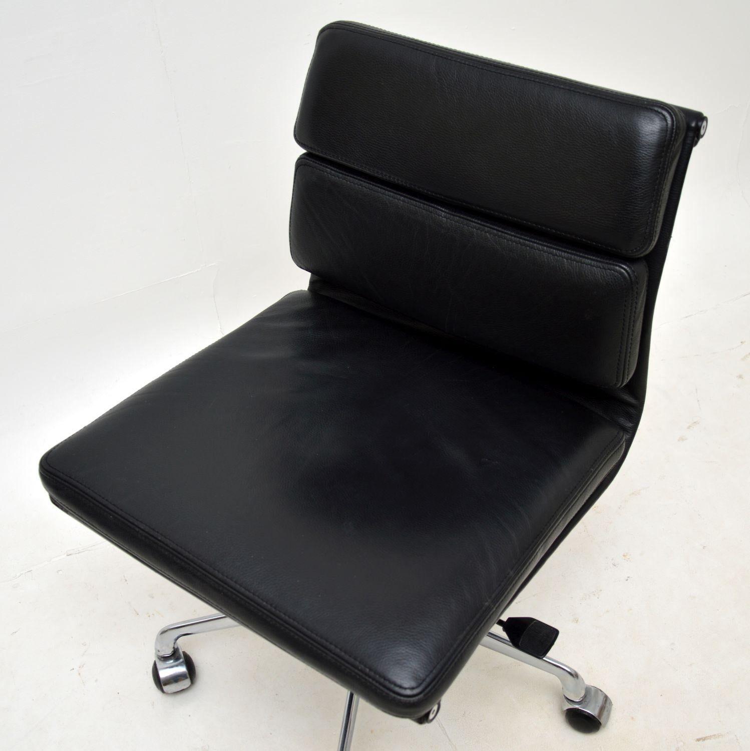 Chaise de bureau Eames vintage en cuir souple par ICF 1