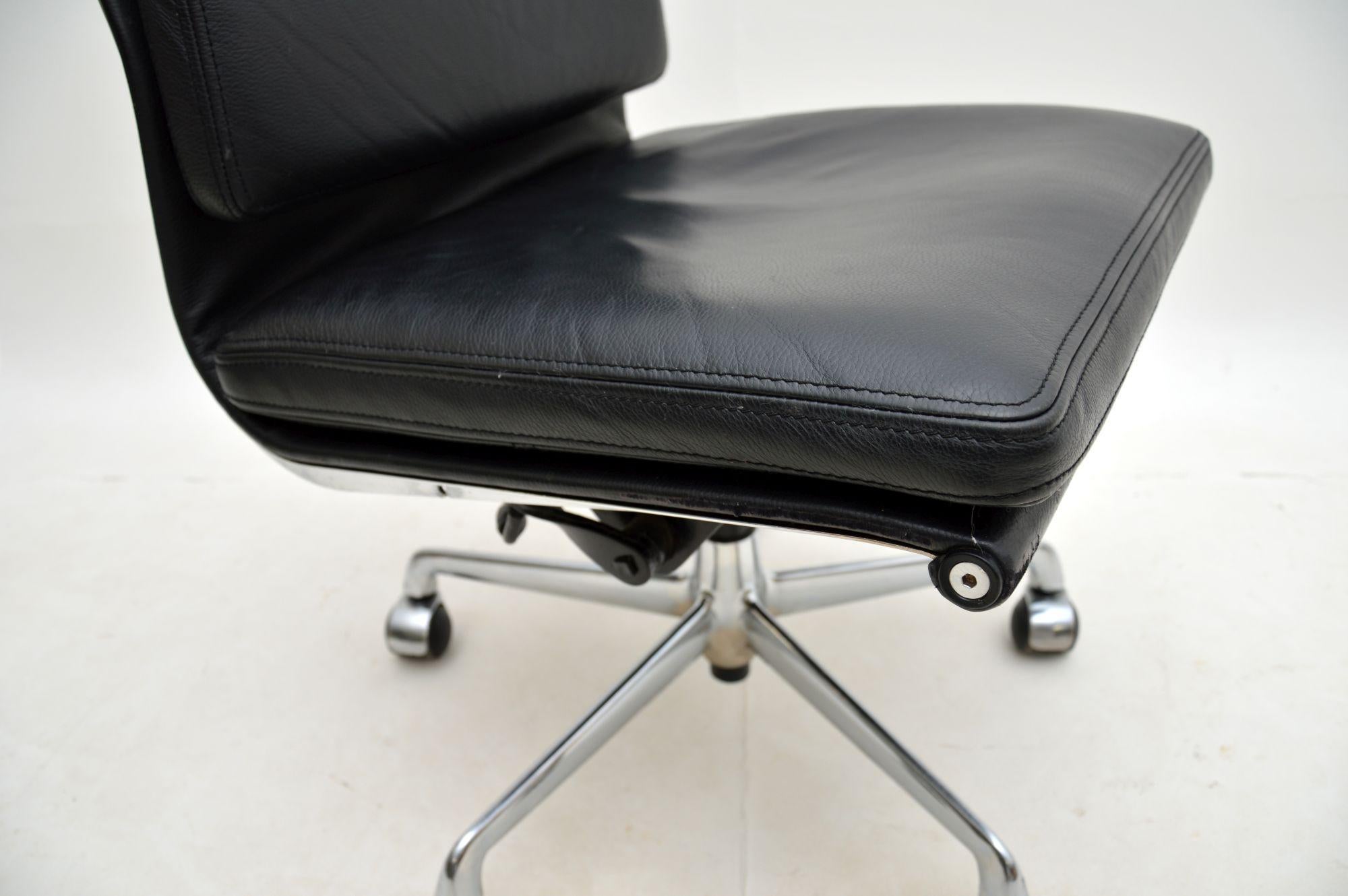 Chaise de bureau Eames vintage en cuir souple par ICF 2