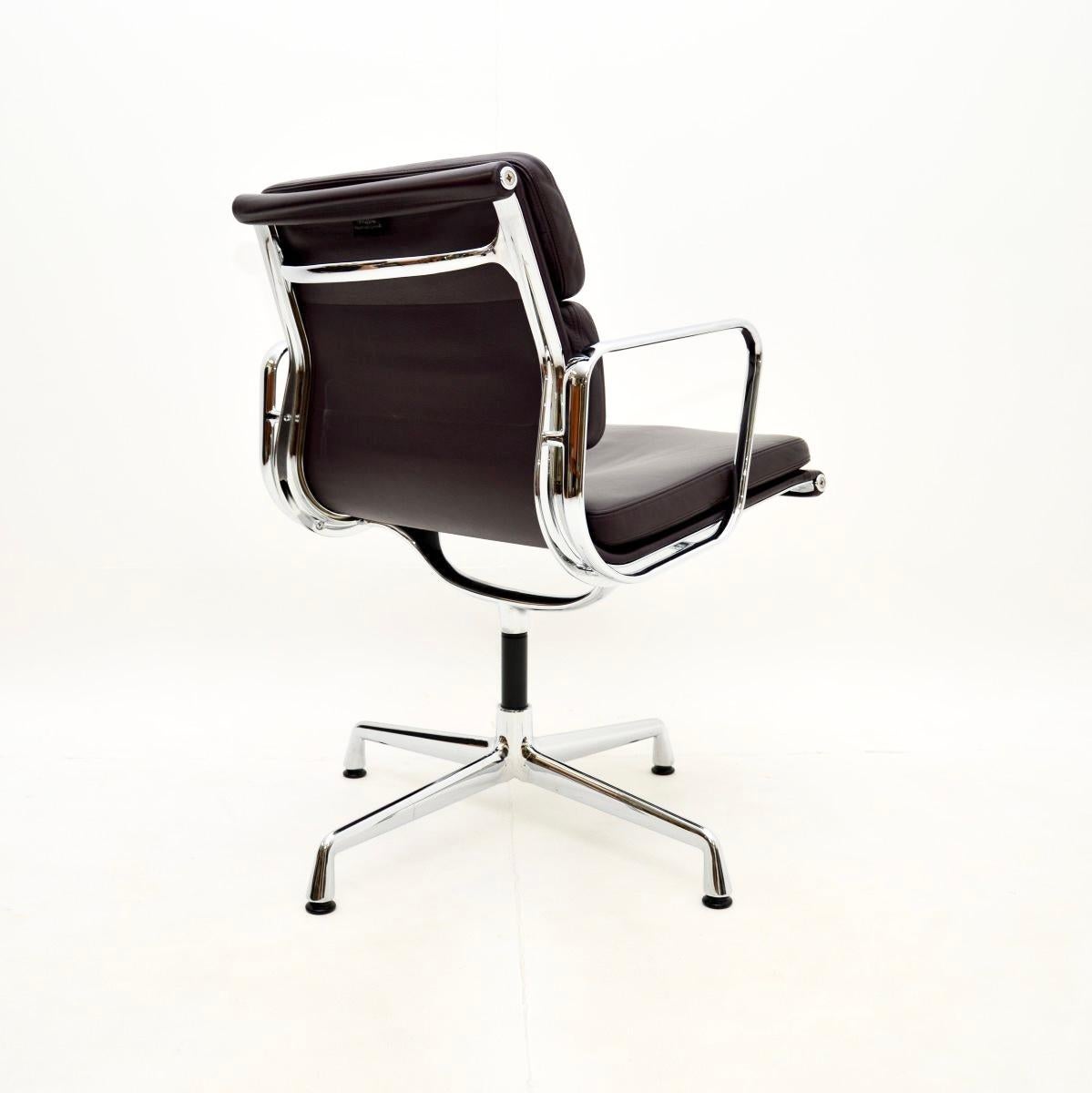 Vintage Eames Soft Pad Leather Swivel Desk Chair by Vitra In Good Condition In London, GB