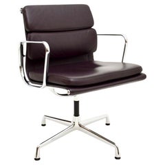 Chaise de bureau pivotante Eames vintage en cuir souple par Vitra