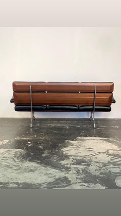 Eames Dreisitzer-Sofa aus schwarzem Leder und Nussbaumholz von Herman Miller, Vintage