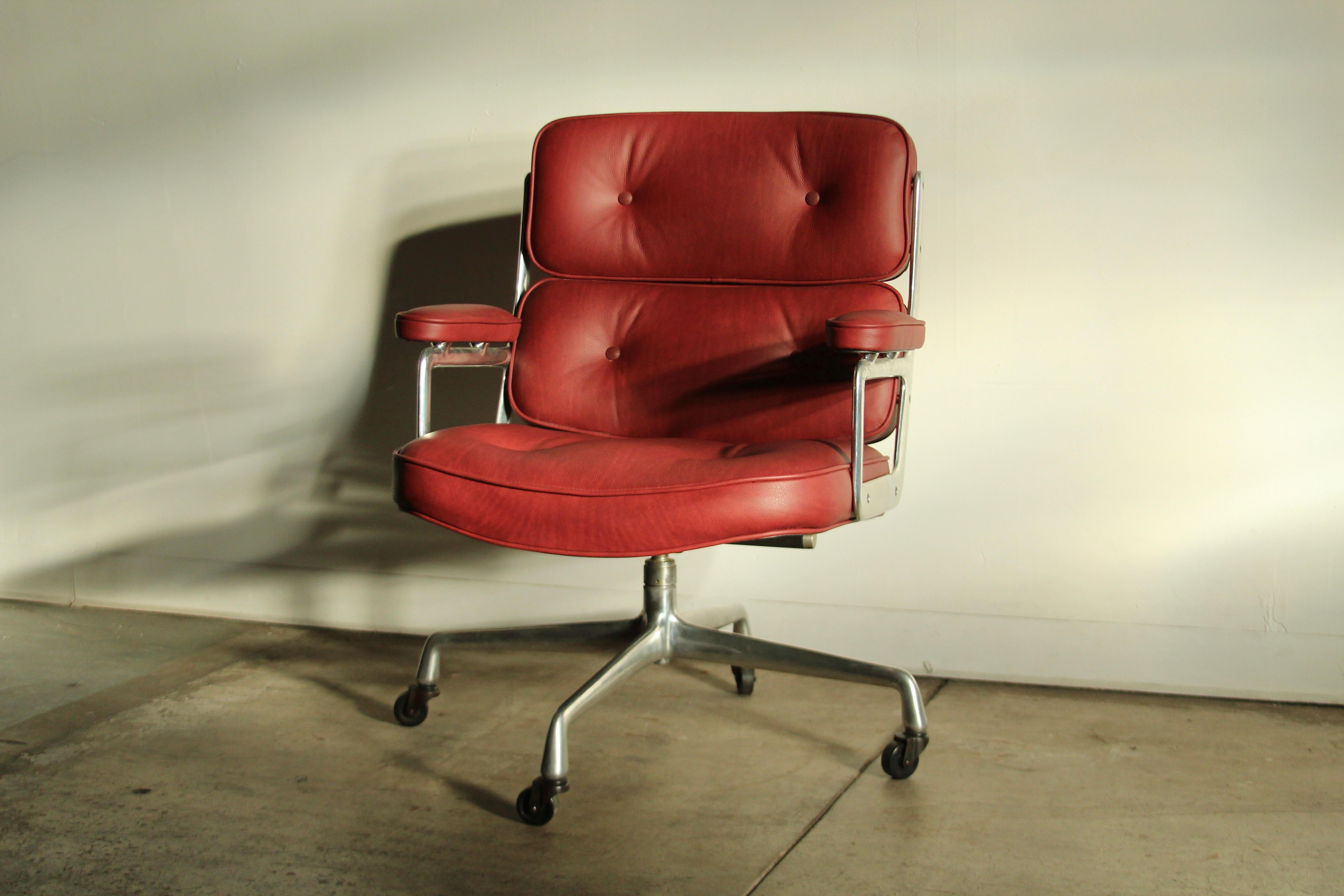 A fantastic vintage 1970s example of the Eames Time Life Executive chair, quite simply the ultimate desk chair. Supreme comfort with amazing tilt back mechanism. Built to last forever. This chair has been reupholstered in an absolutely stunning,