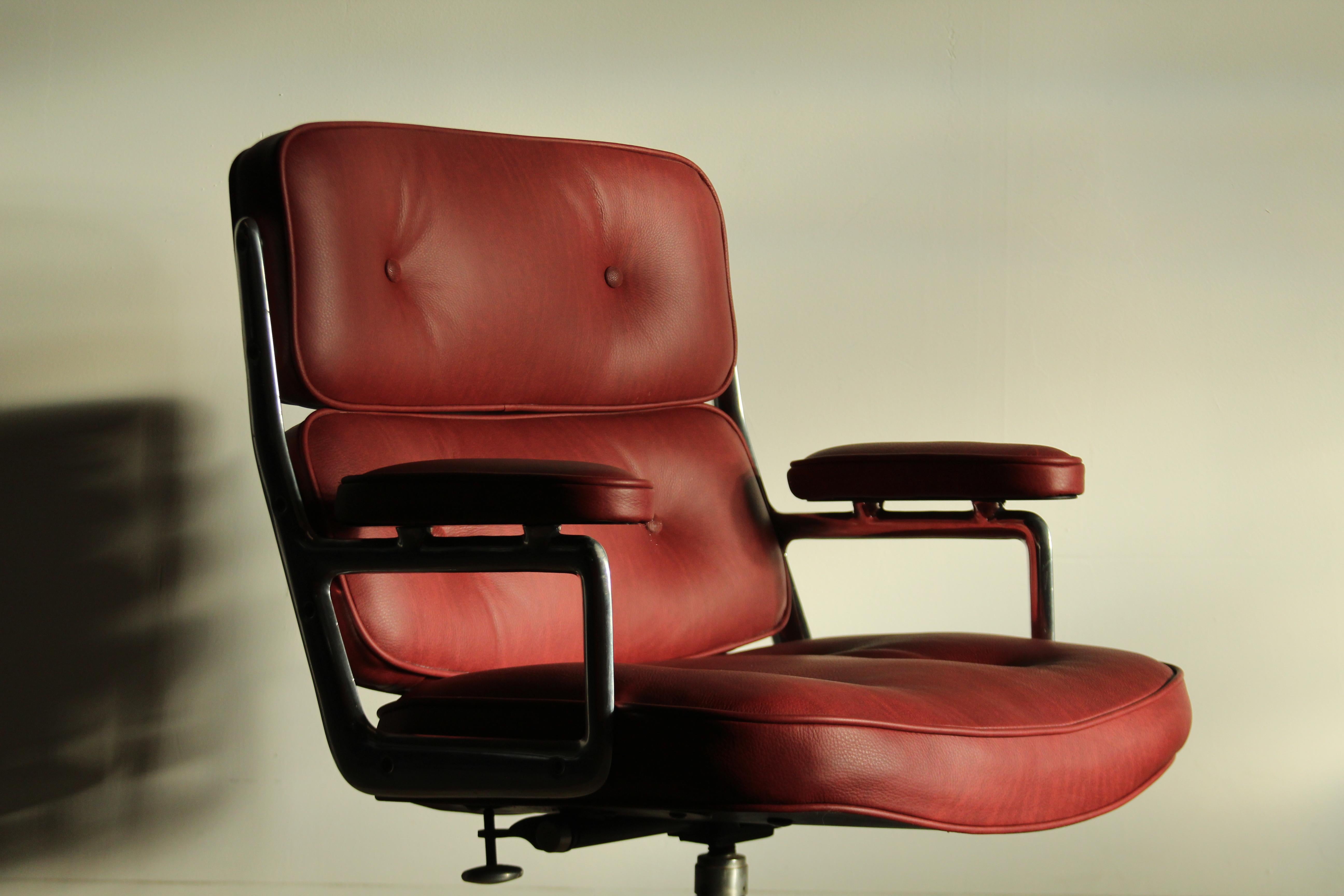 Vintage Eames Time Life Executive Chair in Oxblood Leather, 1970s 2