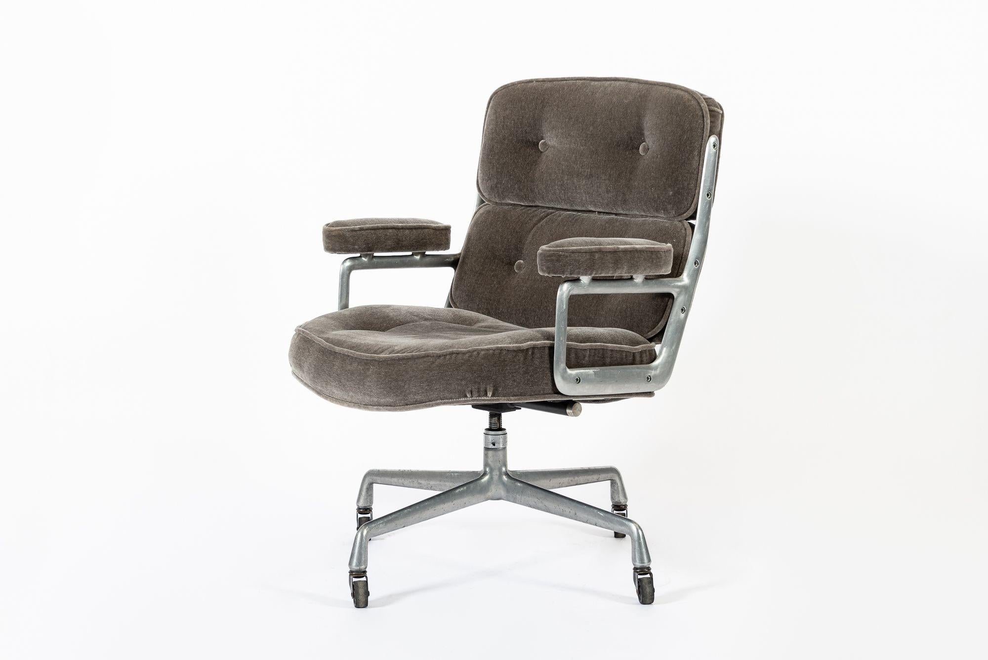 Mid-Century Modern Vintage Eames Time Life Gray Velvet Office Chair Herman Miller 1978 For Sale